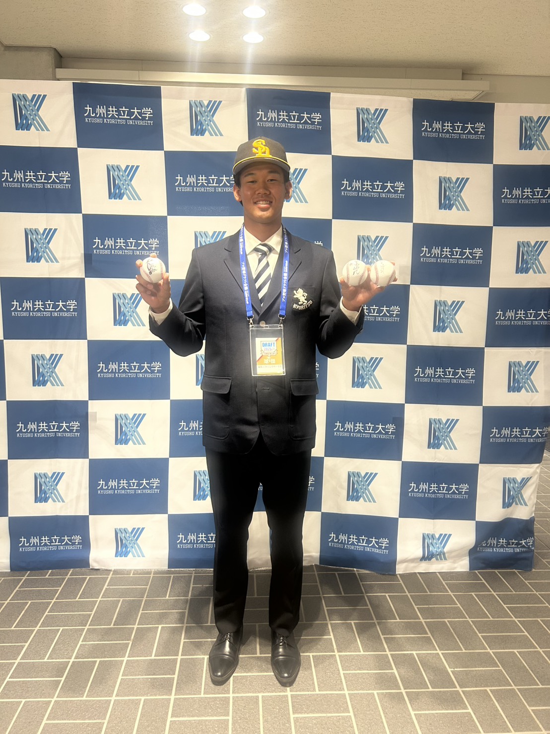指名あいさつを終え、笑顔を見せる九州共立大・稲川（撮影・佐藤究）