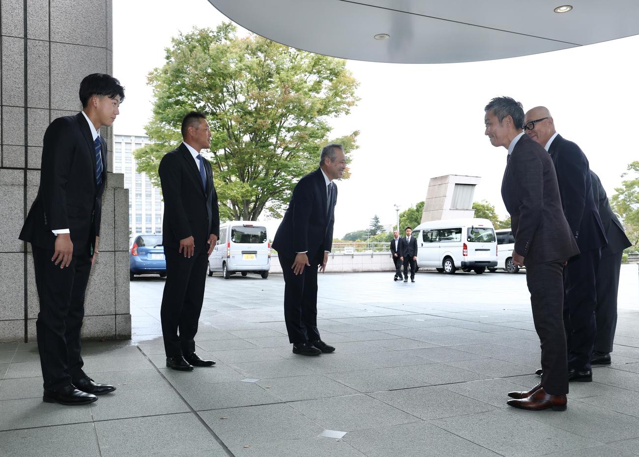 阪神竹内副本部長（右）ら球団職員を出迎える、左から創価大・立石、高口コーチ、佐藤監督（撮影・河田真司）