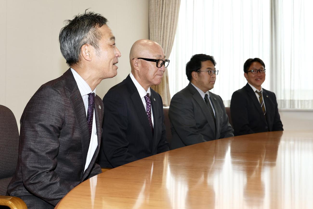 創価大・立石にあいさつする阪神の、左から竹内球団副本部長、畑山統括スカウト、東編成ディレクター、吉野スカウト（撮影・河田真司）
