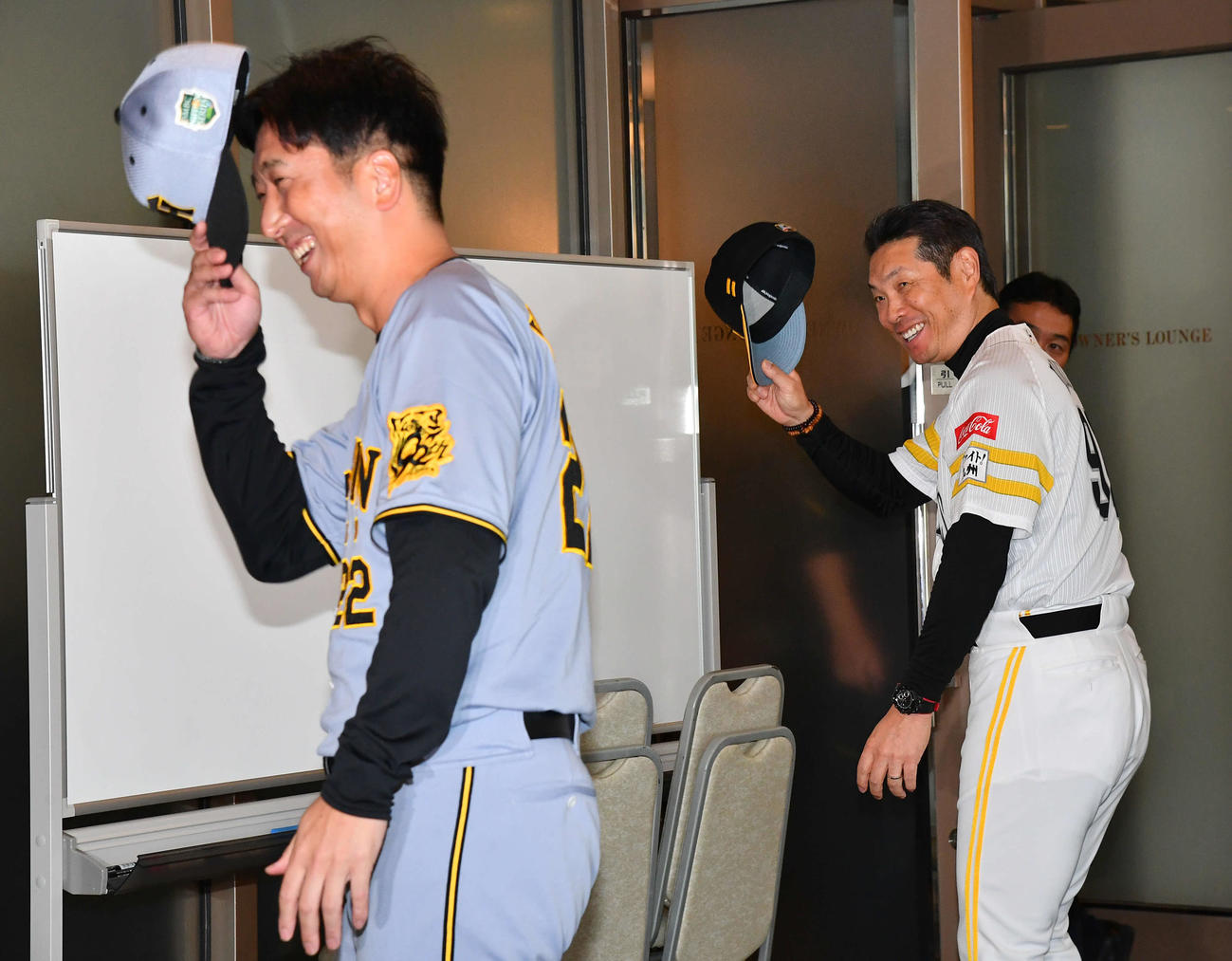 日本シリーズ前日の監督会議を終え、阪神藤川監督（左）と談笑して引き揚げるソフトバンク小久保監督（撮影・岩下翔太）