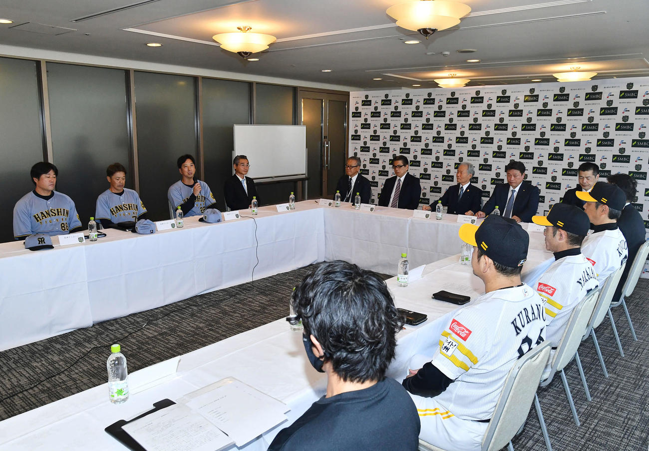 日本シリーズ前日の監督会議でソフトバンク小久保監督（前列左から4人目）らにあいさつする阪神藤川監督（後方左から3人目）（撮影・岩下翔太）