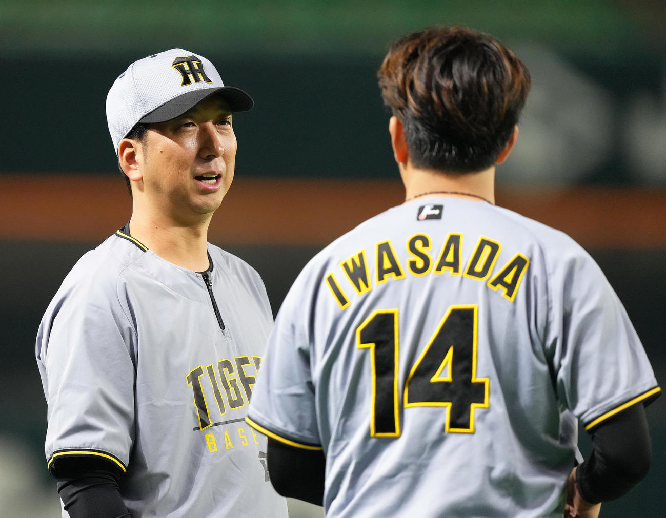 練習中、阪神岩貞（右）と話す藤川監督（撮影・足立雅史）