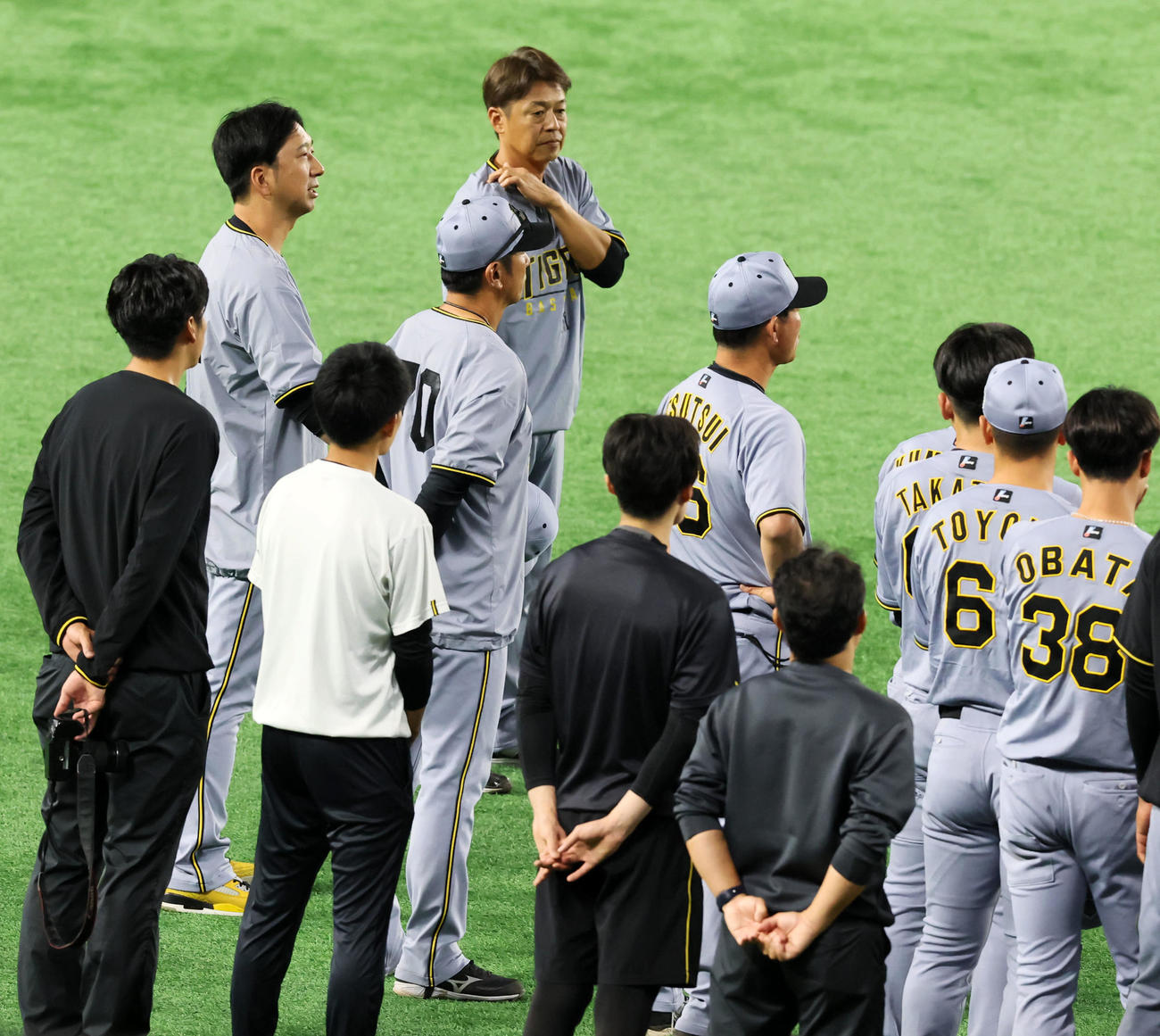 練習前のミーティングでナインに話す阪神藤川監督（撮影・加藤哉）