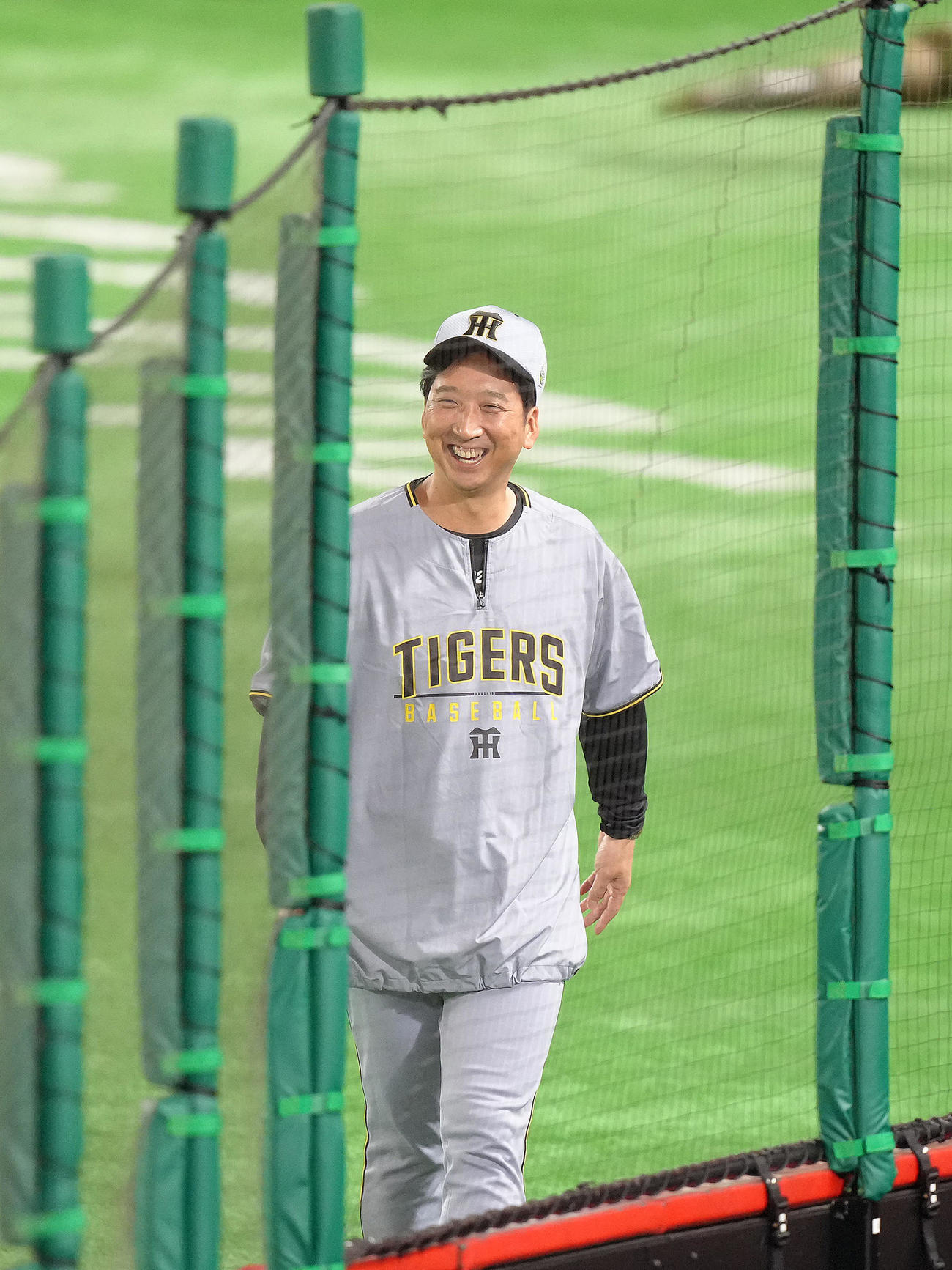 スタッフらと笑顔で話す阪神藤川監督（撮影・足立雅史）