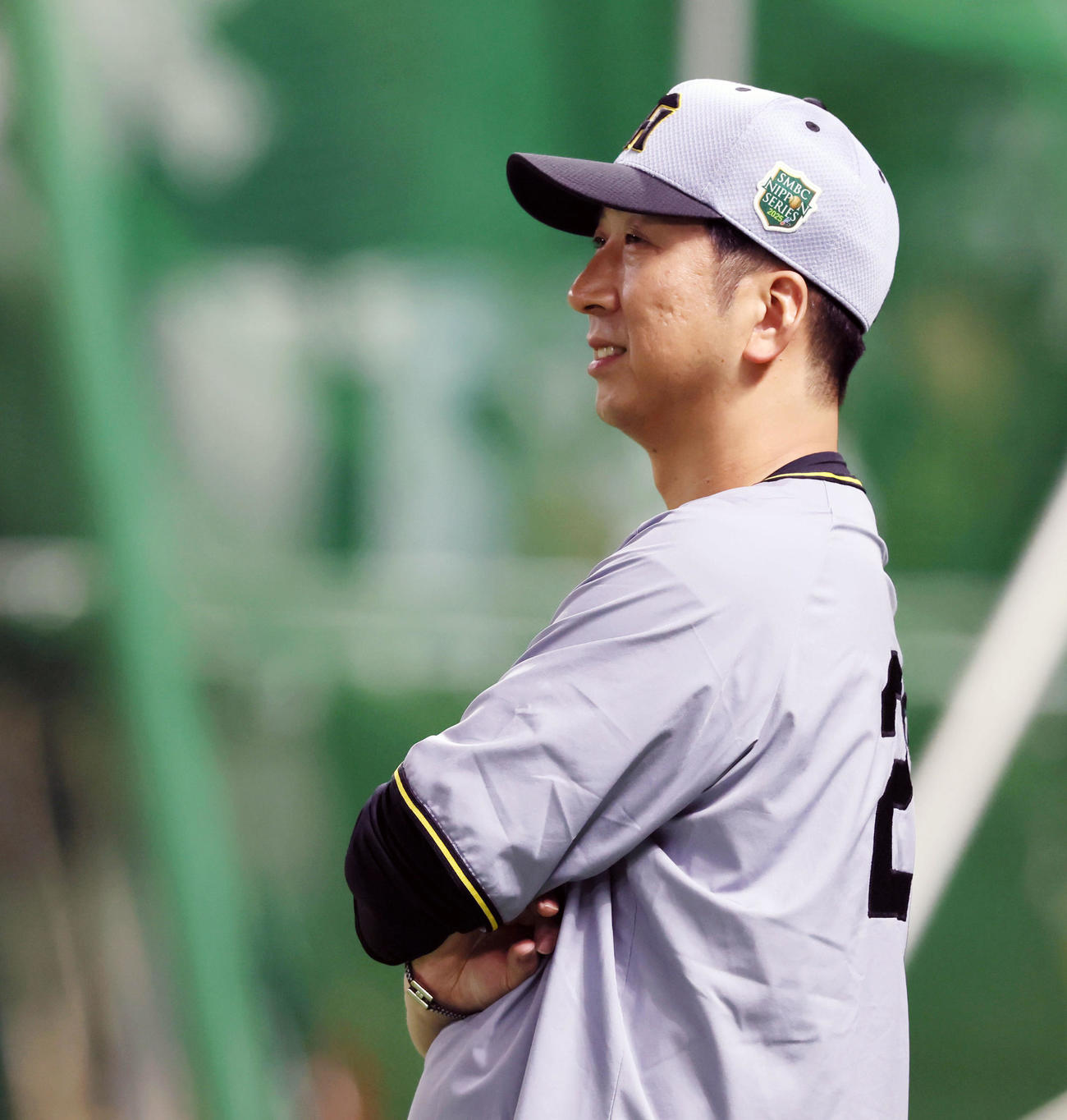 明るい表情で練習を見る阪神藤川監督（撮影・加藤哉）