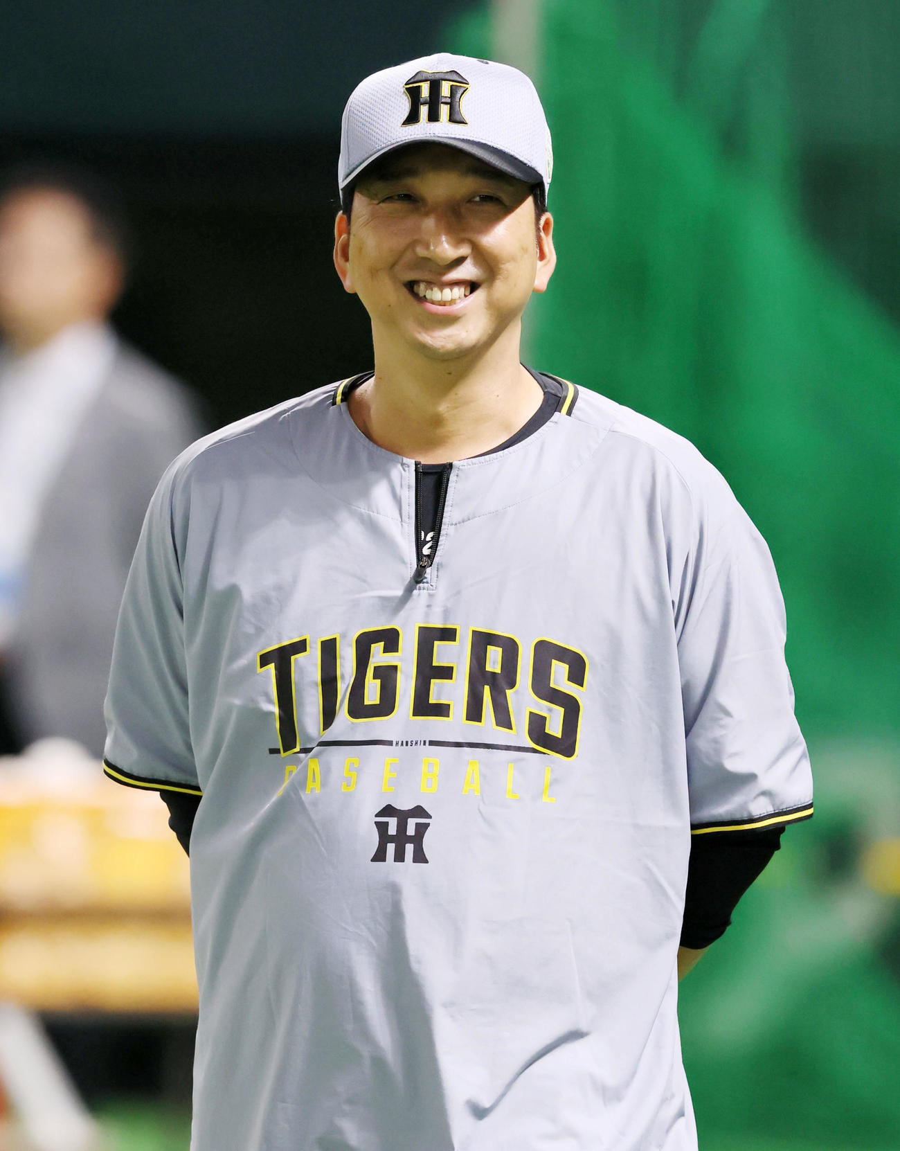 明るい表情で練習を見る阪神藤川監督（撮影・加藤哉）