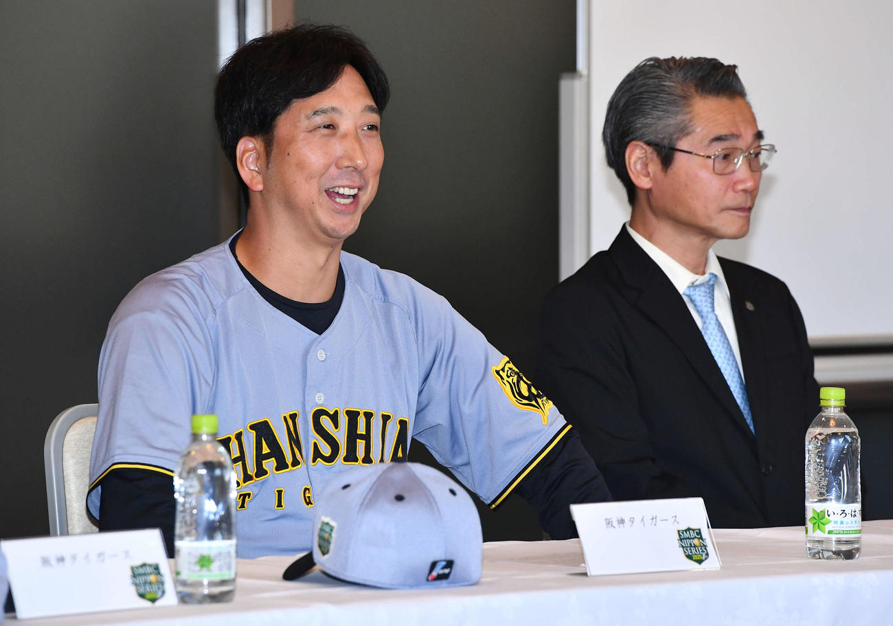日本シリーズ前日の監督会議で予告先発を発表する阪神藤川監督（左）。右は嶌村球団本部長（撮影・岩下翔太）