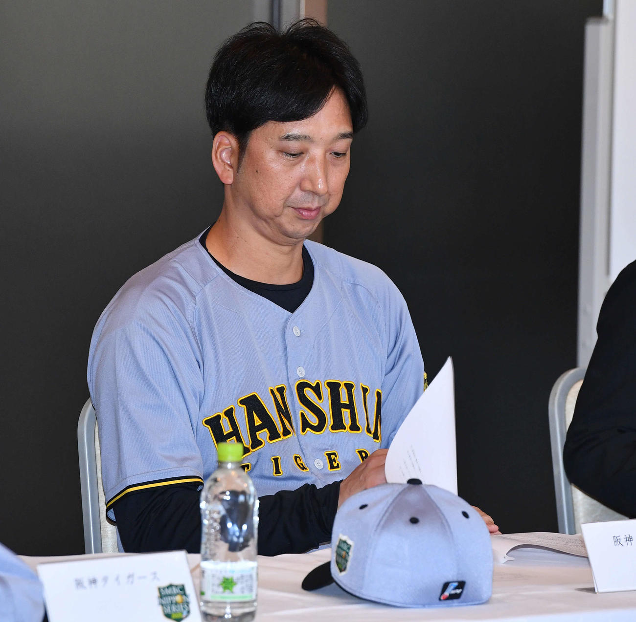 日本シリーズ前日の監督会議で開催要項などを確認する阪神藤川監督（撮影・岩下翔太）