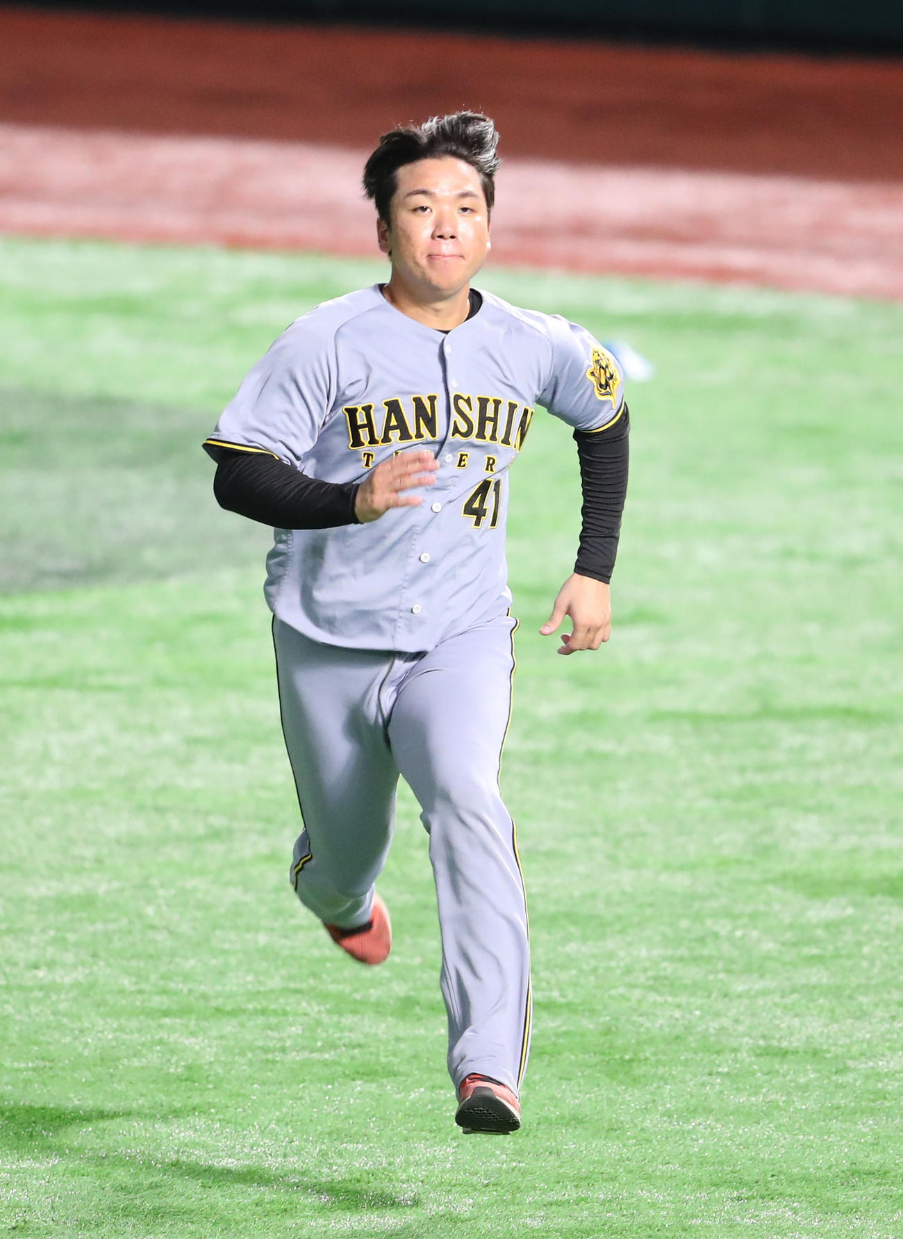 インターバル走で汗を流す村上（撮影・梅根麻紀）