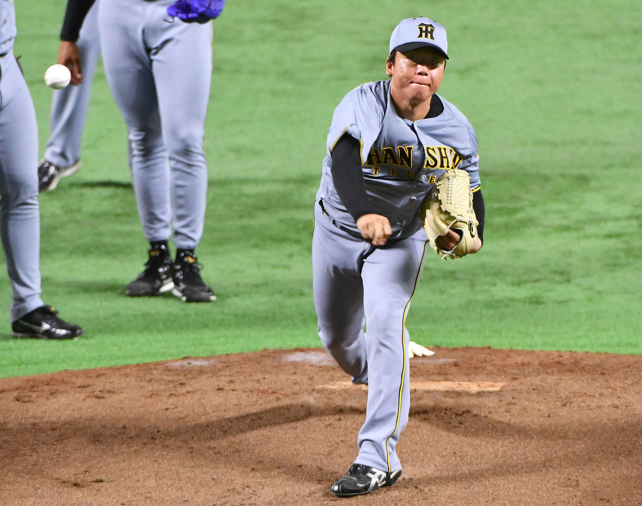 投内連係を行う阪神村上（撮影・岩下翔太）
