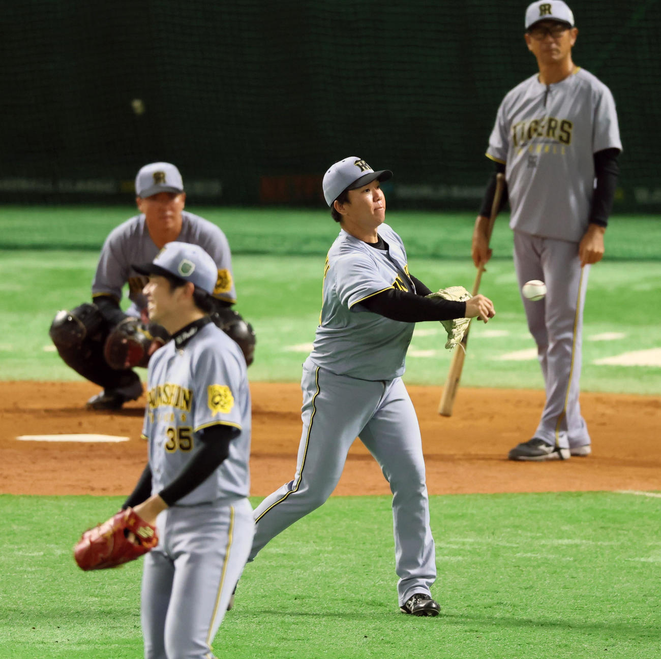 投内連係プレーの練習する阪神村上（撮影・加藤哉）