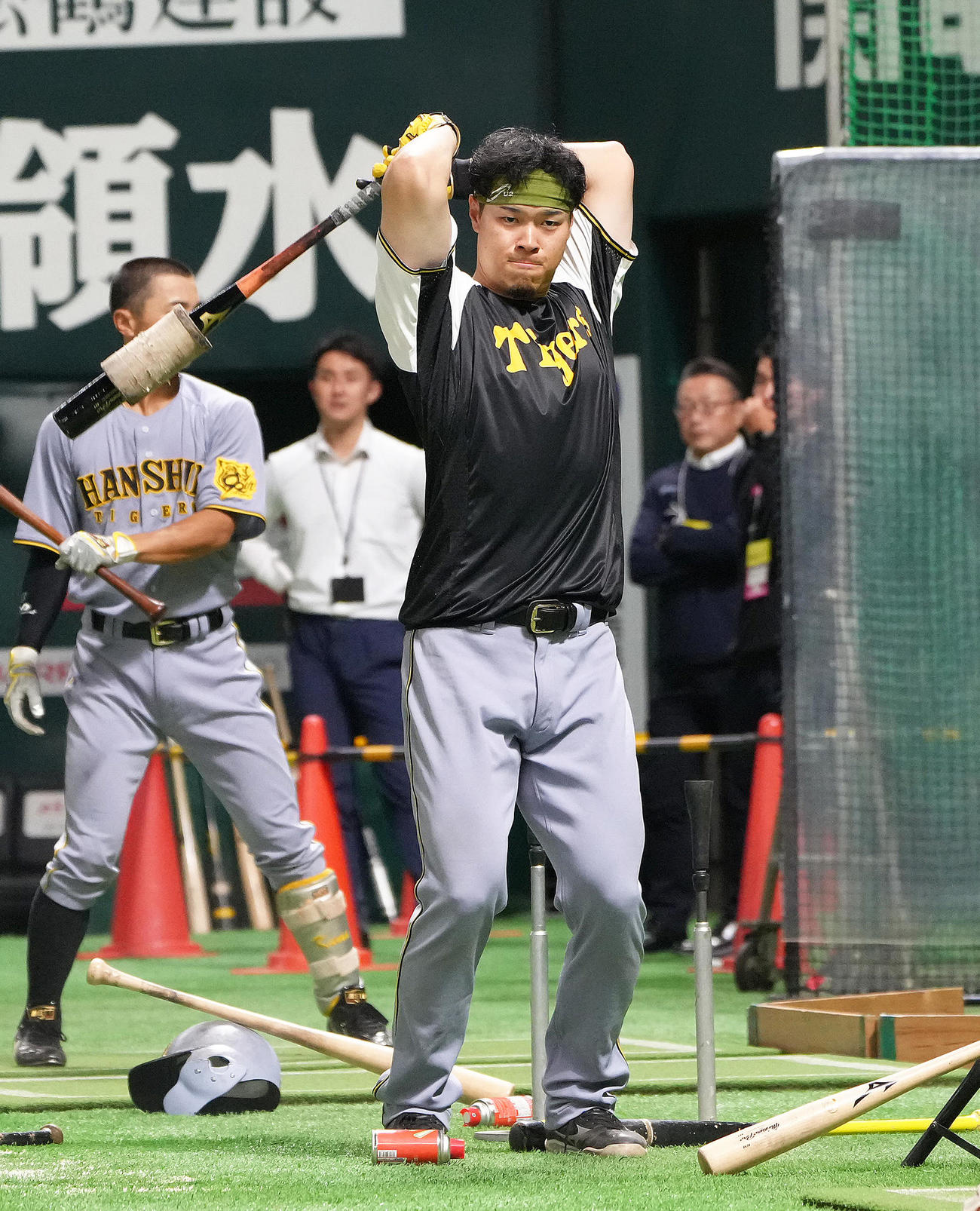 打撃練習する阪神佐藤輝（撮影・足立雅史）