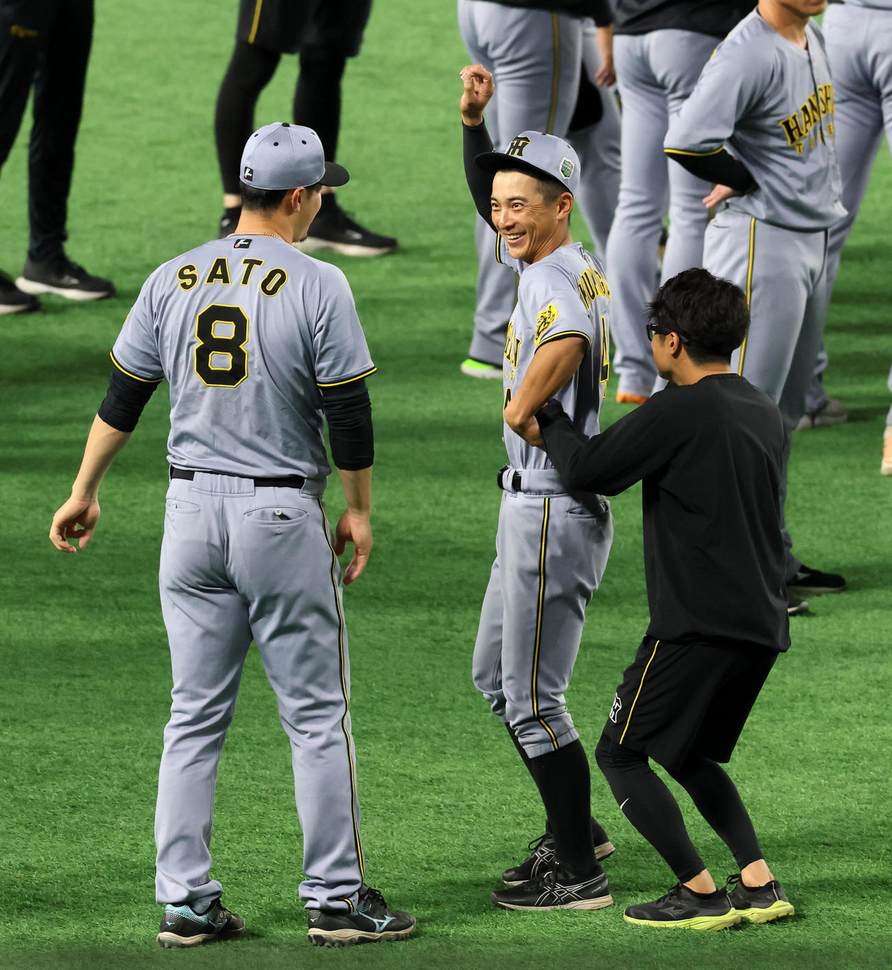 ミーティングを終え佐藤輝（左）と談笑する阪神熊谷（撮影・加藤哉）
