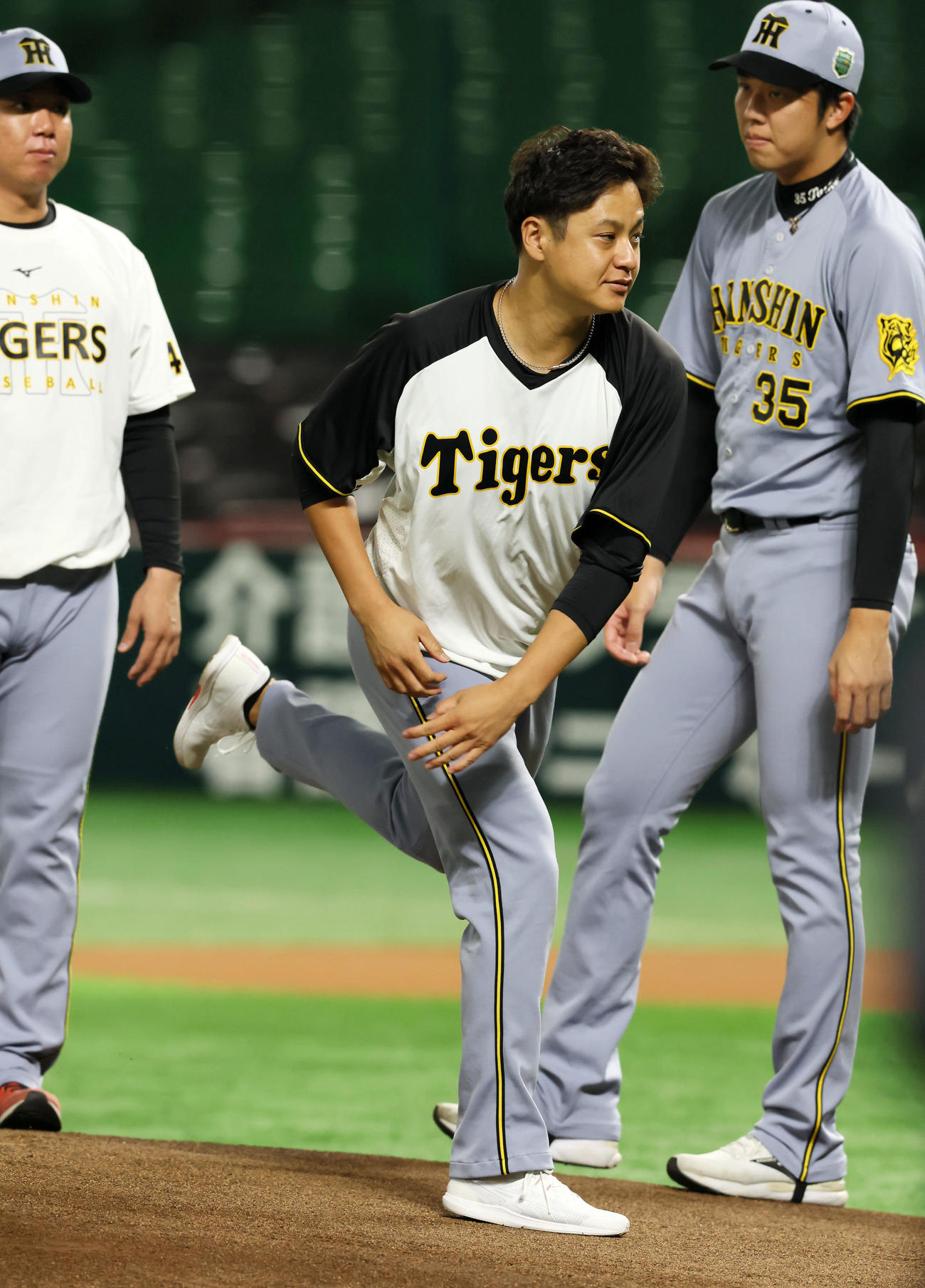 練習でマウンドを確認する阪神大竹（撮影・加藤哉）