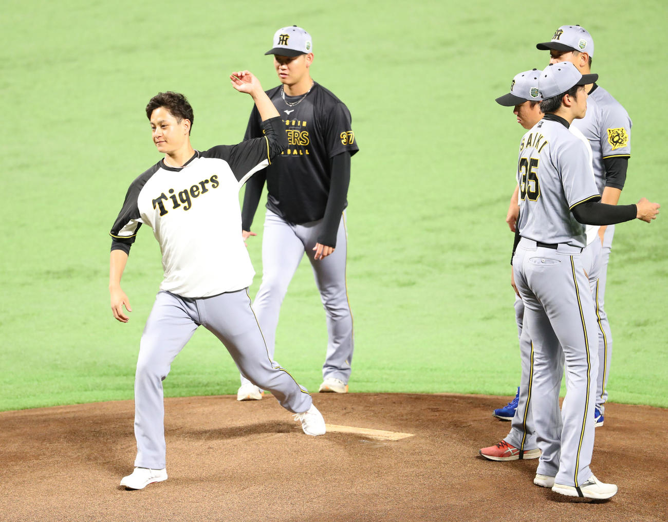 マウンドの感触を確かめる大竹（撮影・梅根麻紀）