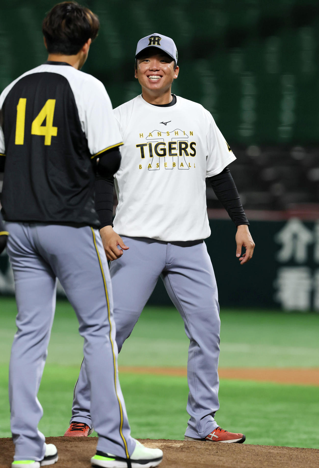 練習でマウンドを確認する阪神村上（撮影・加藤哉）