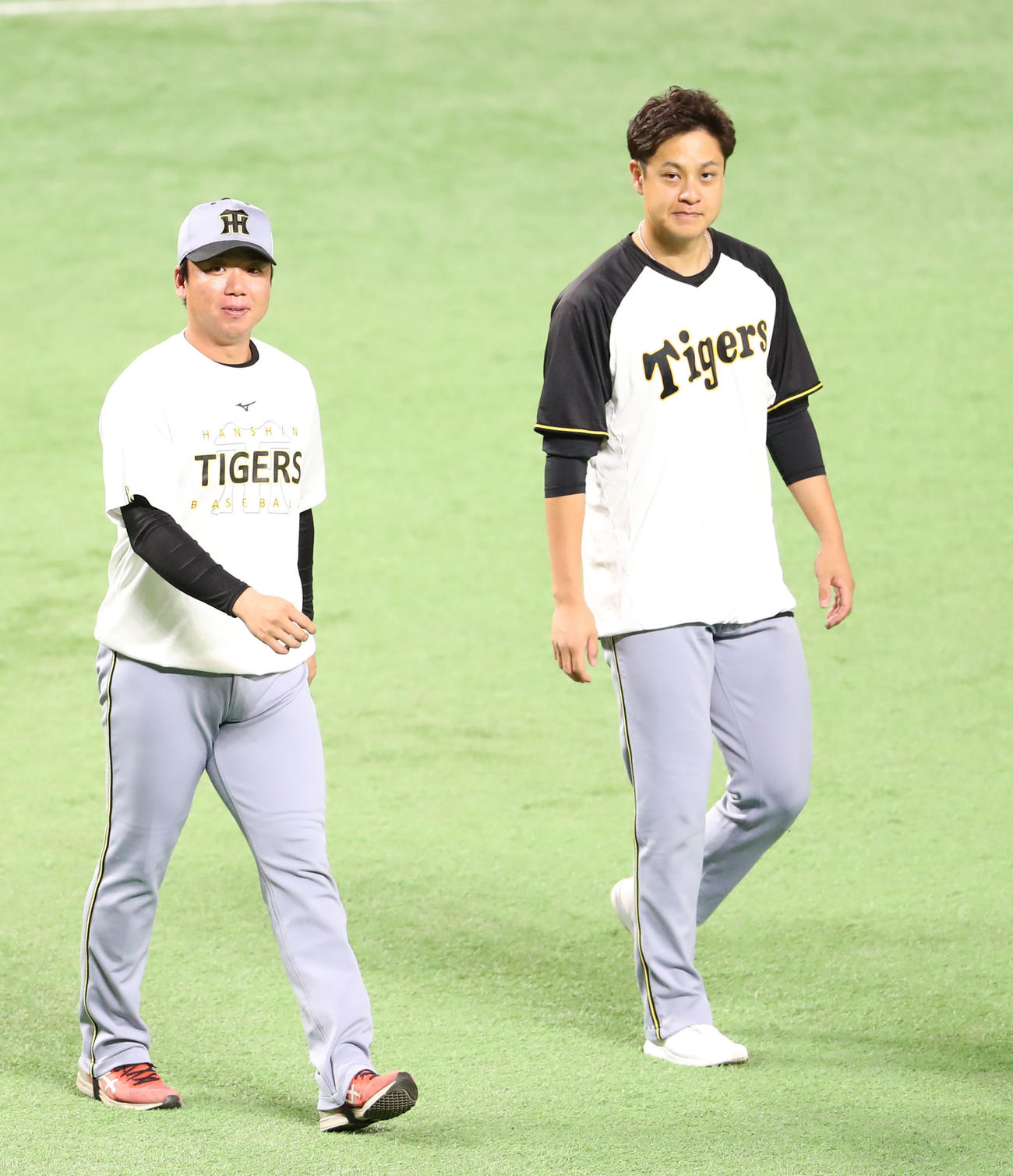 練習前にマウンドに向かう大竹と村上（撮影・梅根麻紀）