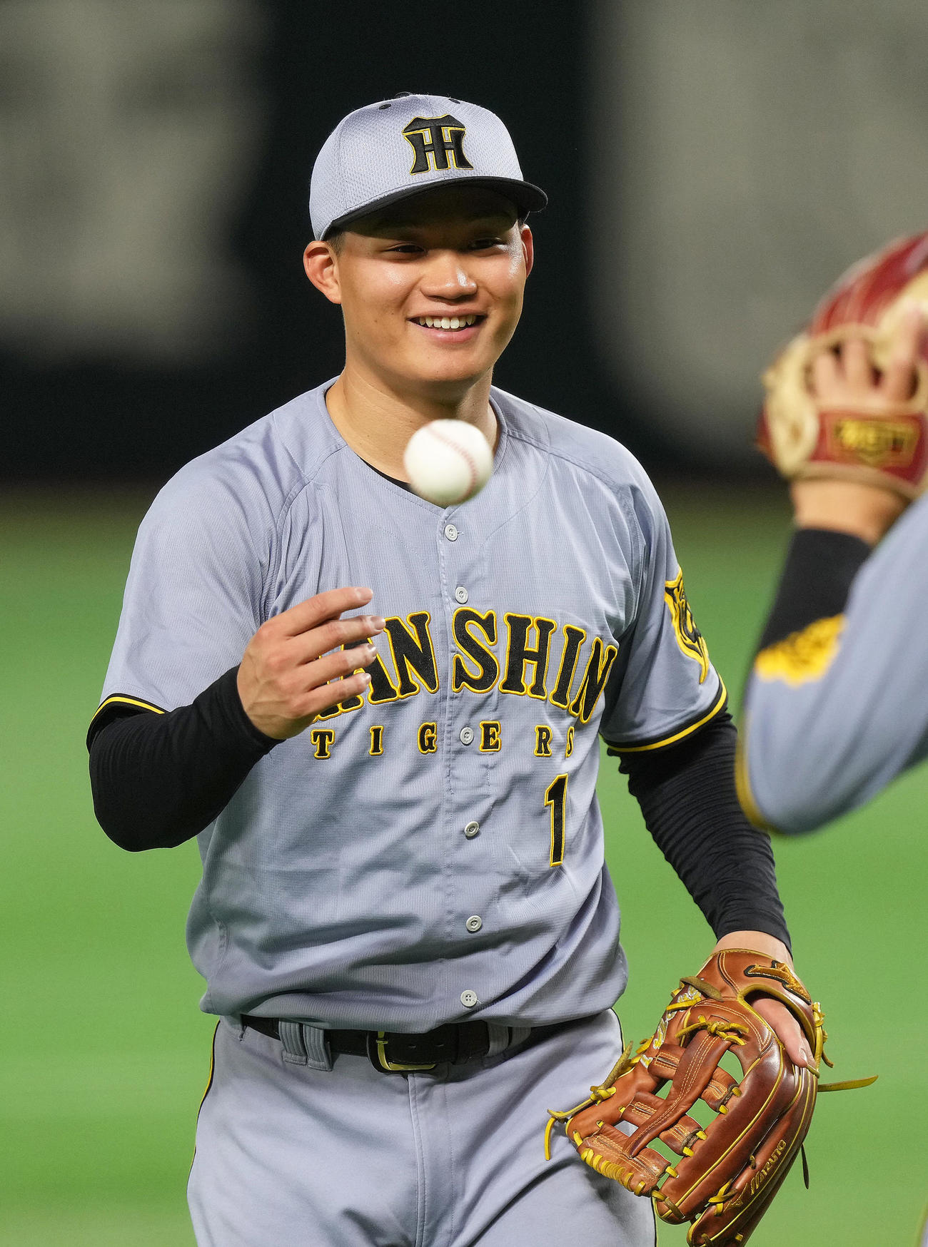 練習中、笑顔を見せる阪神森下（撮影・足立雅史）