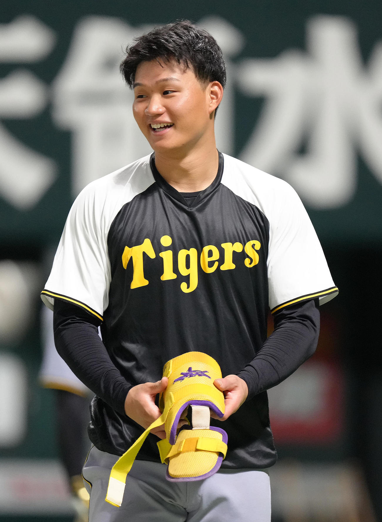 練習中、笑顔を見せる阪神森下（撮影・足立雅史）