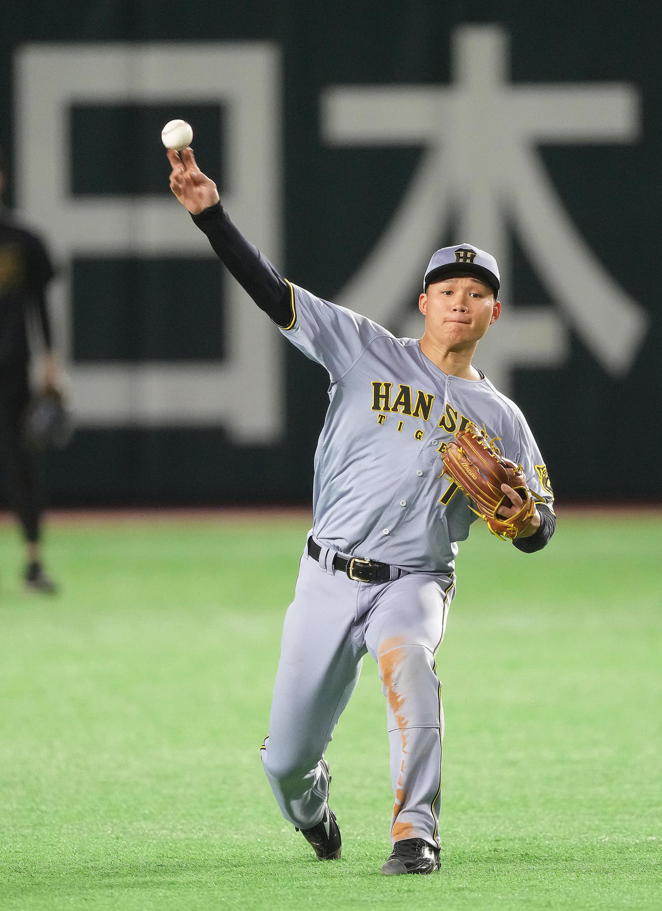キャッチボールする阪神森下（撮影・足立雅史）