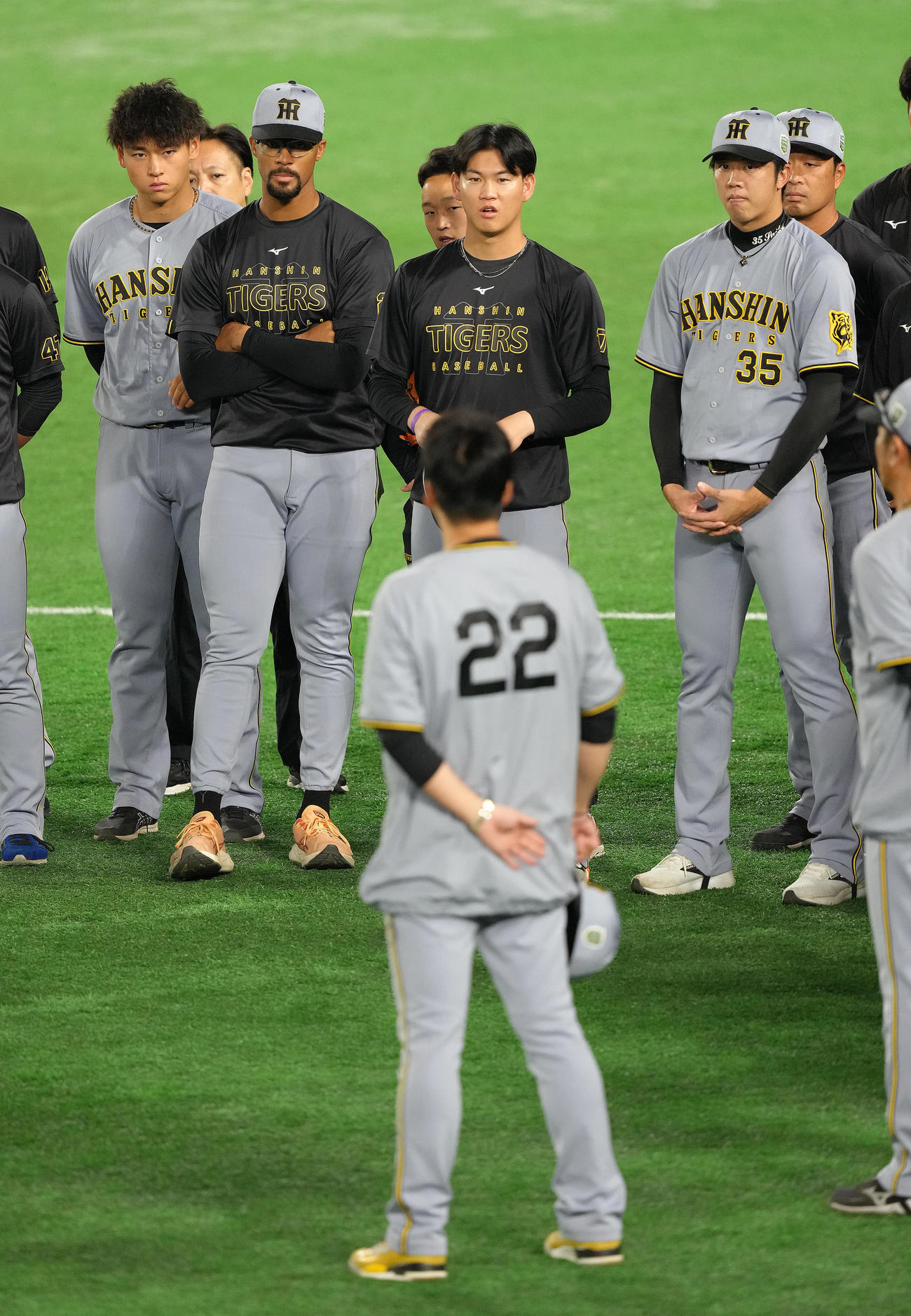 練習前の円陣で阪神藤川監督（手前）の話を聞く、左から早川、デュプランティエ、及川、才木（撮影・足立雅史）
