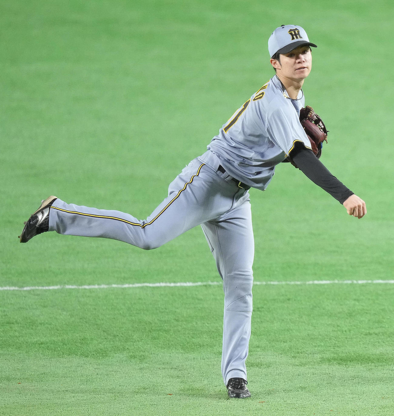 シートノックで軽快な動きを見せる阪神中野（撮影・足立雅史）