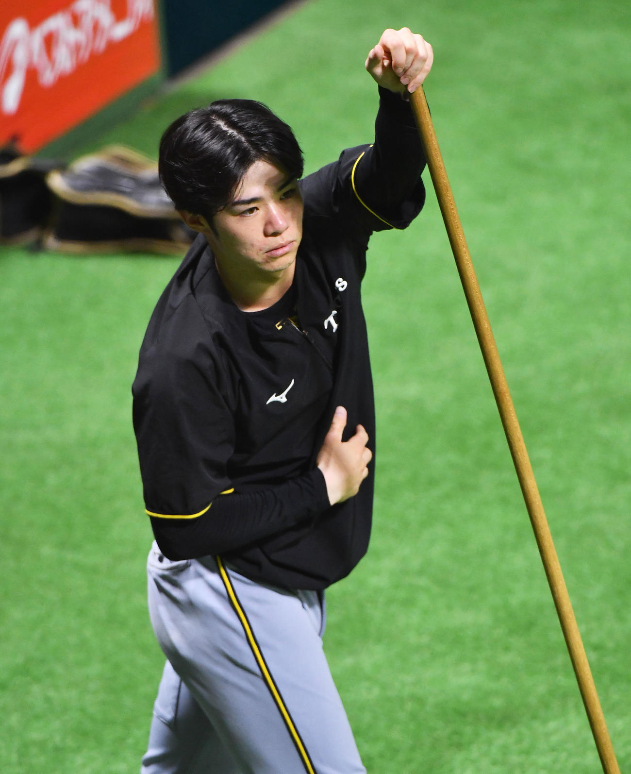 ストレッチを行う阪神中野（撮影・岩下翔太）