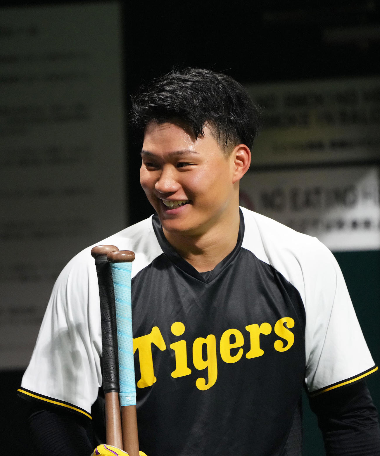 練習中、笑顔を見せる阪神森下（撮影・足立雅史）