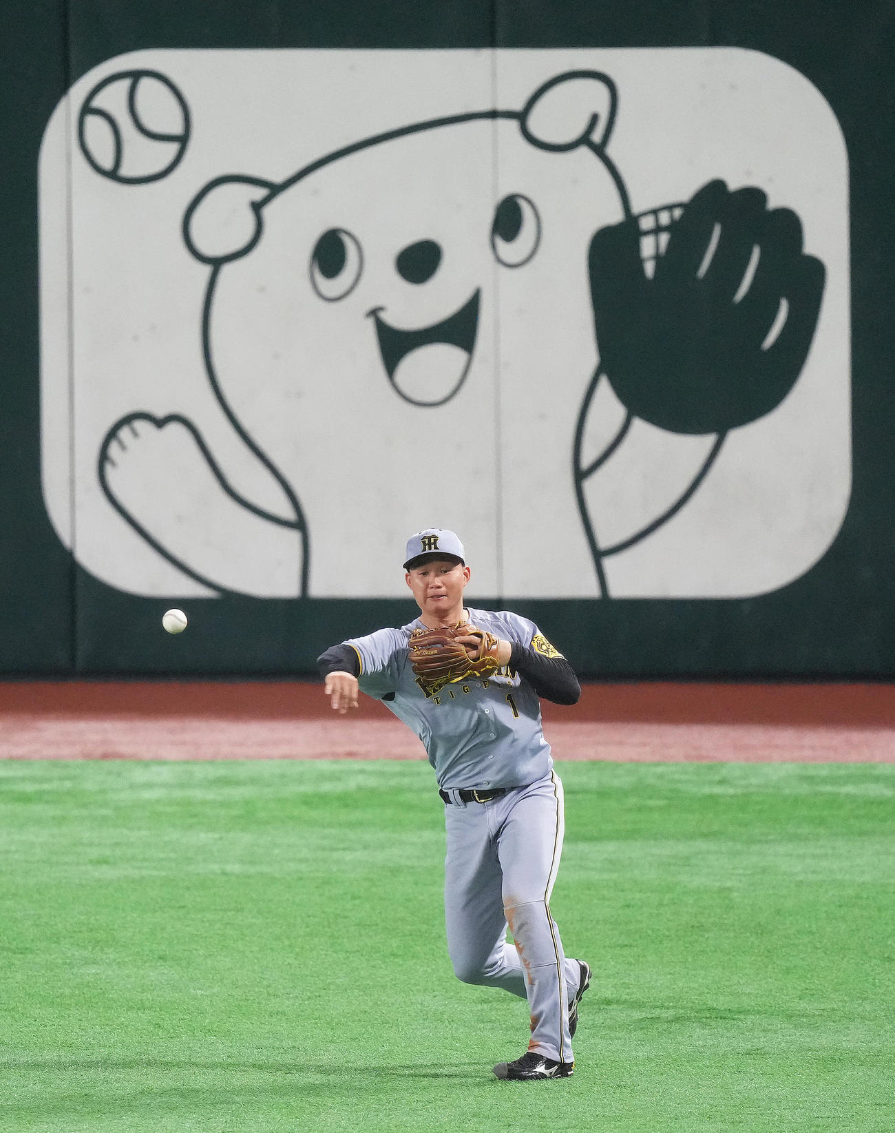 シートノックを受ける阪神森下（撮影・足立雅史）