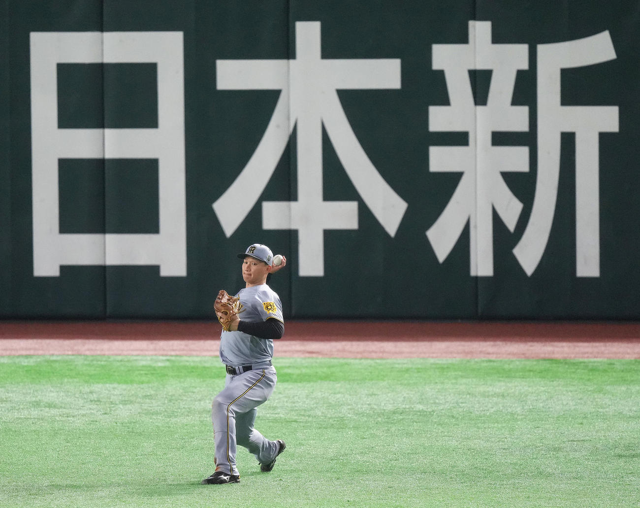 シートノックを受ける阪神森下（撮影・足立雅史）