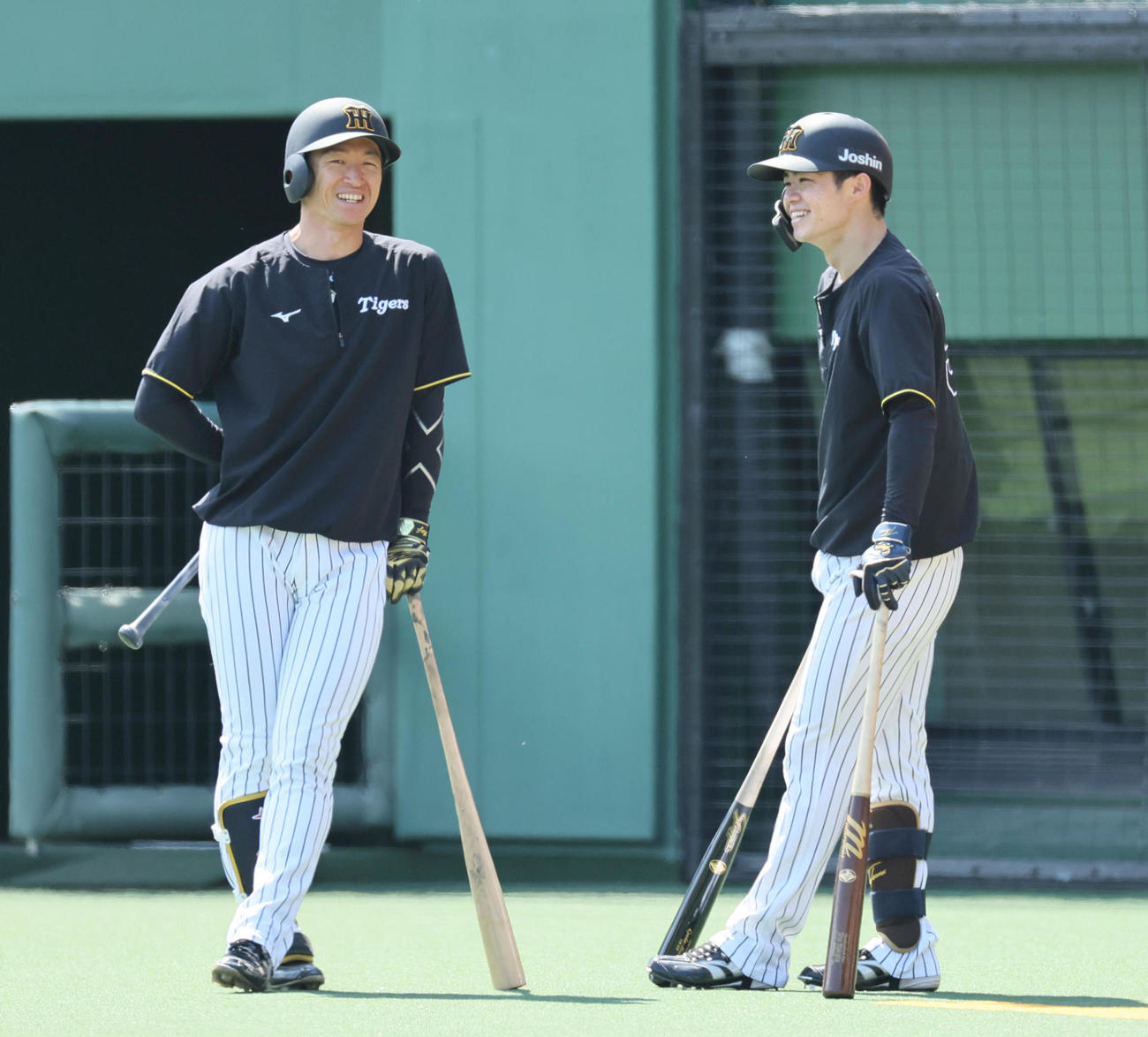 阪神近本（左）と中野（2025年5月撮影）