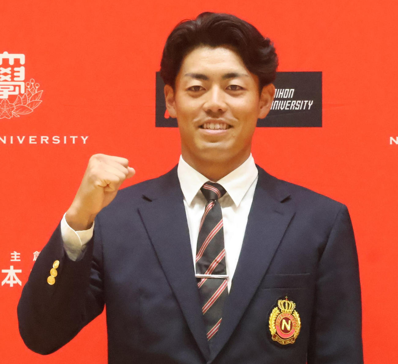 ガッツポーズをする阪神ドラフト2位の日大・谷端（撮影・塚本光）