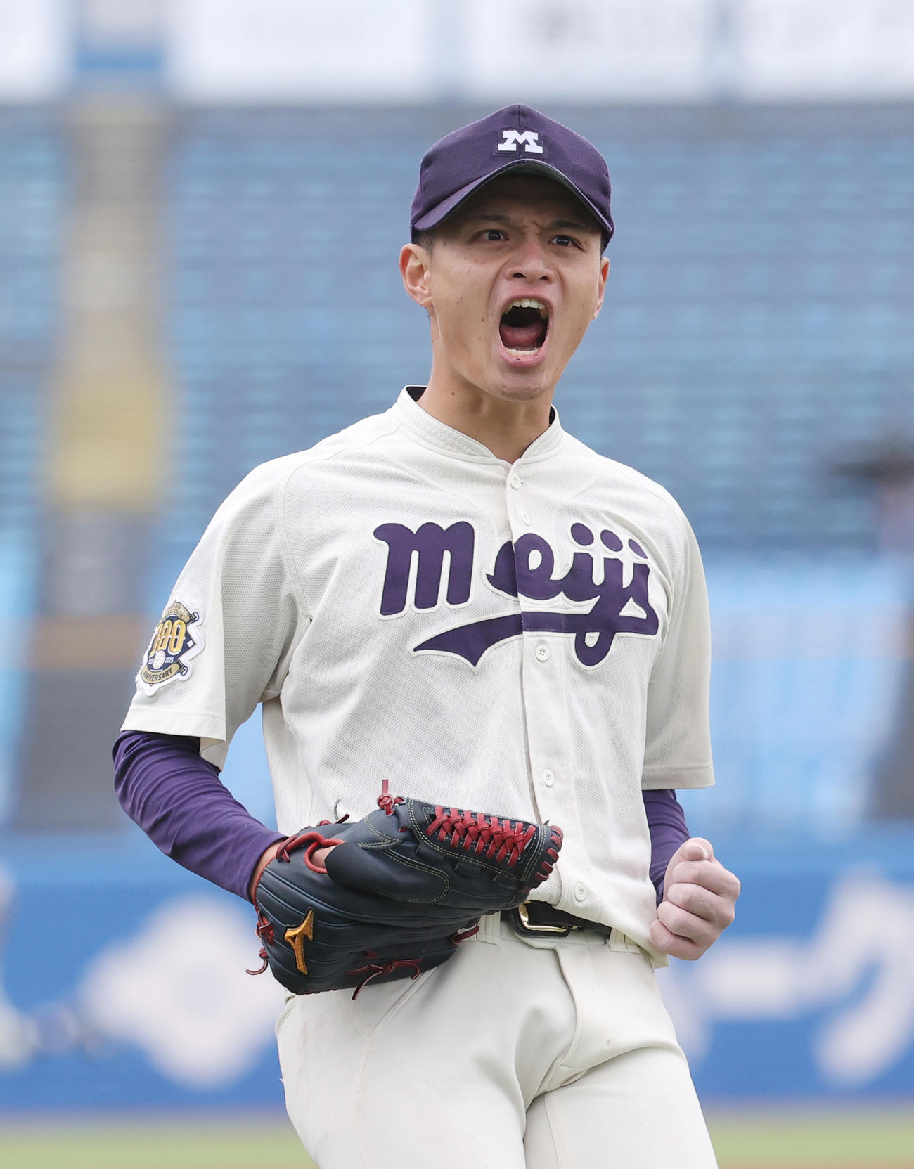 立大対明大　5回のピンチを抑えた明大・毛利は雄たけびを上げる（撮影・柴田隆二）