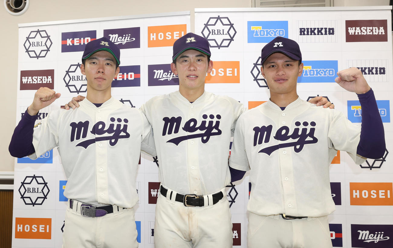 立大対明大　勝利した。左から明大・大川、小島、毛利はガッツポーズする（撮影・柴田隆二）
