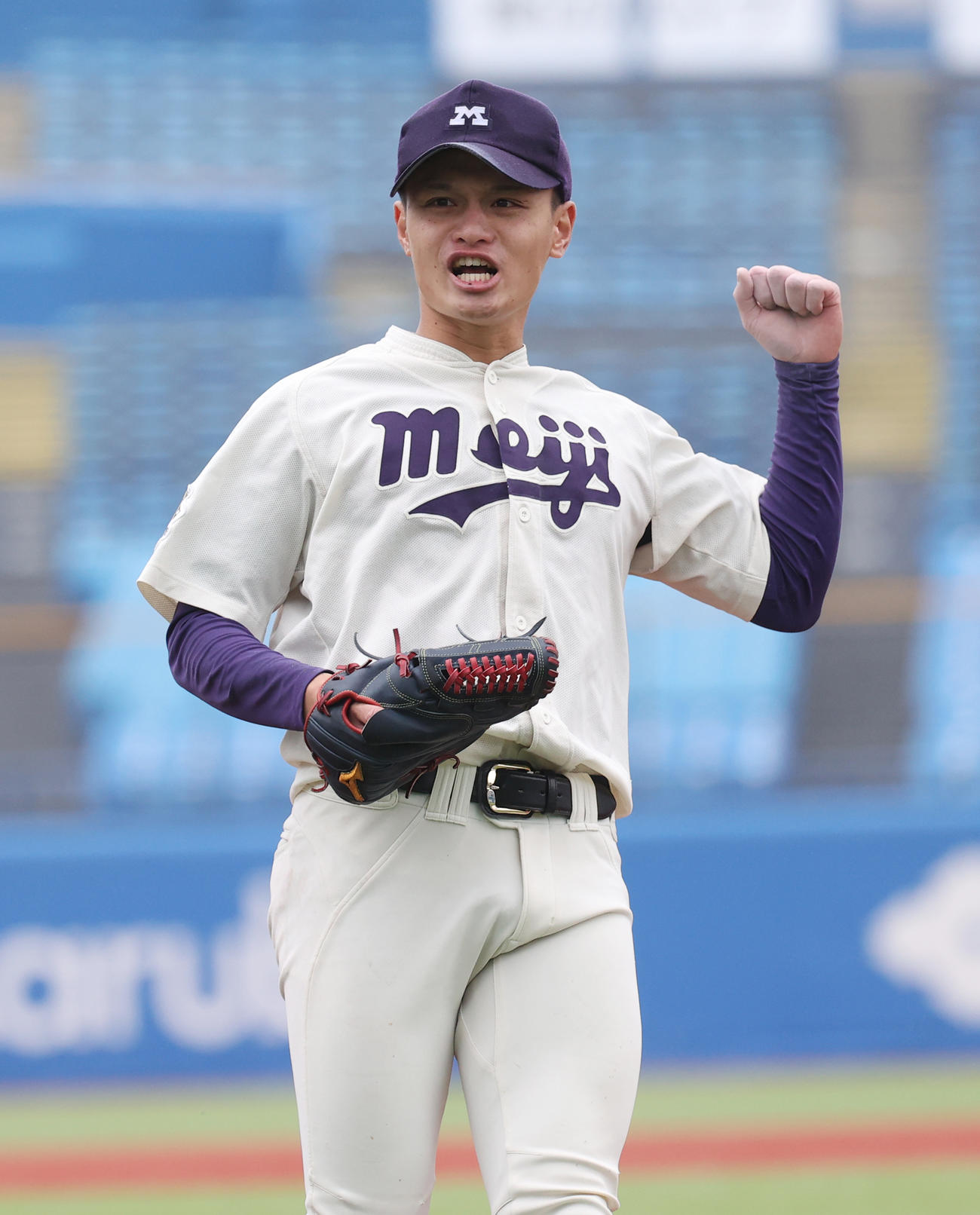立大対明大　5回のピンチを抑えた明大・毛利はガッツポーズする（撮影・柴田隆二）