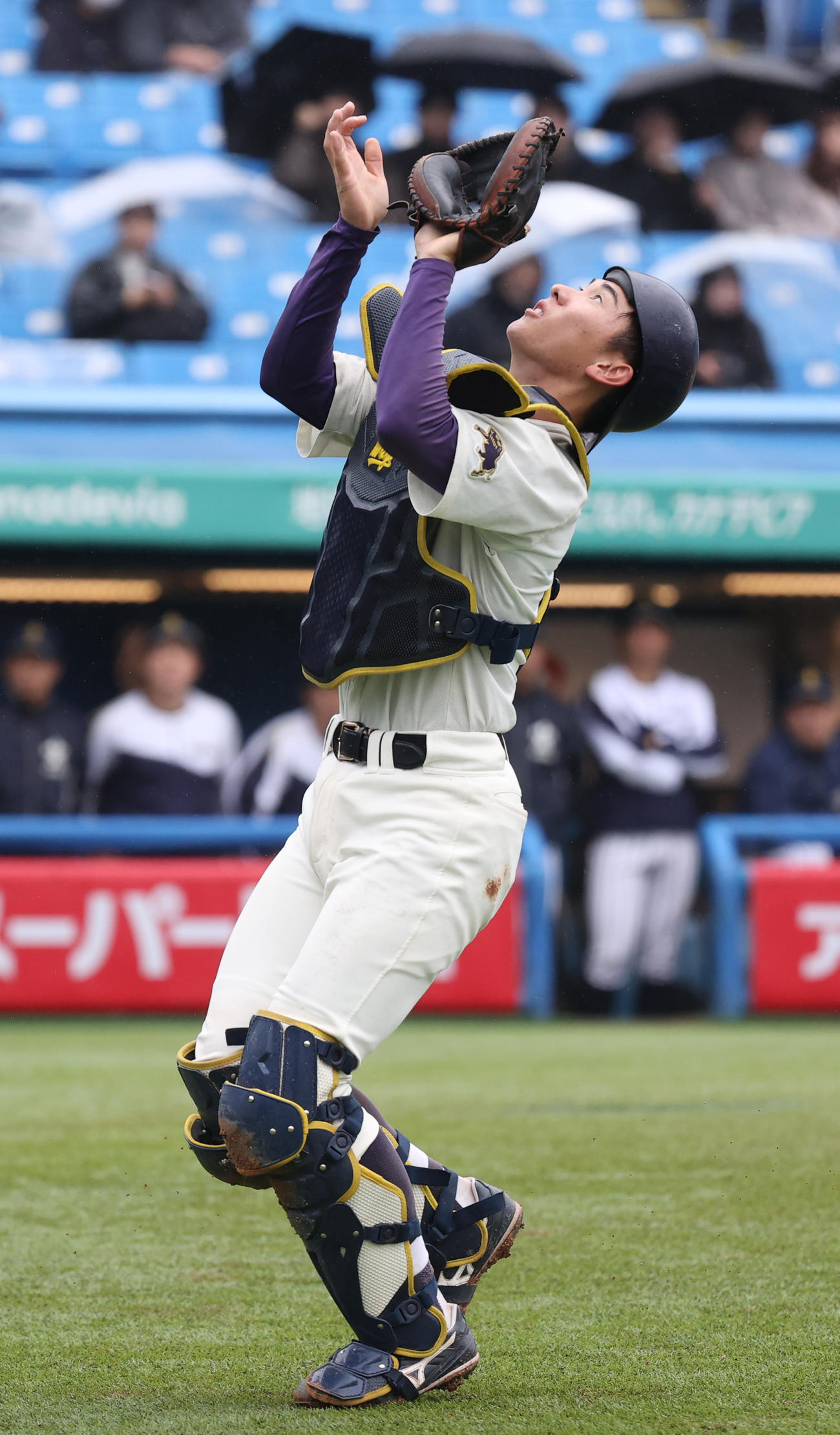 立大対明大　4回表立大無死、落合の捕邪飛を捕る明大・小島捕手（撮影・柴田隆二）