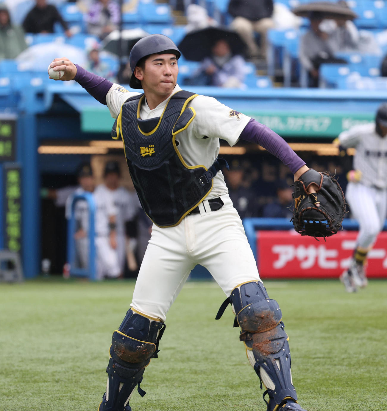 立大対明大　4回表立大無死、落合の捕邪飛を捕球した明大・小島捕手（撮影・柴田隆二）