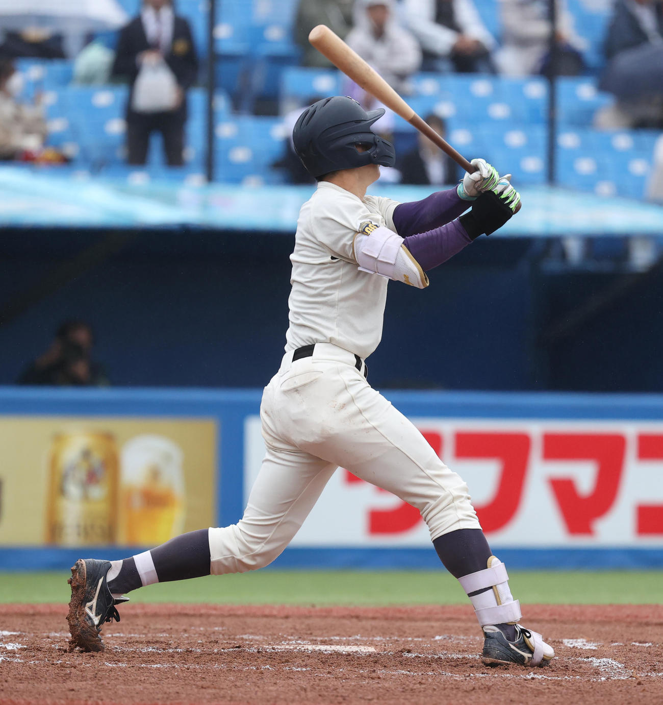 立大対明大　6回裏明大1死満塁、小島は左犠飛を放つ（撮影・柴田隆二）