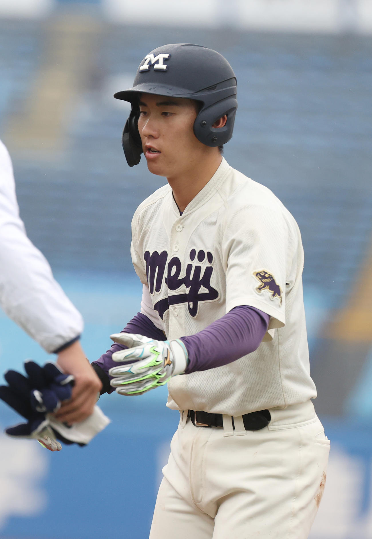 立大対明大　6回裏明大1死満塁、小島は左犠飛を放つ（撮影・柴田隆二）