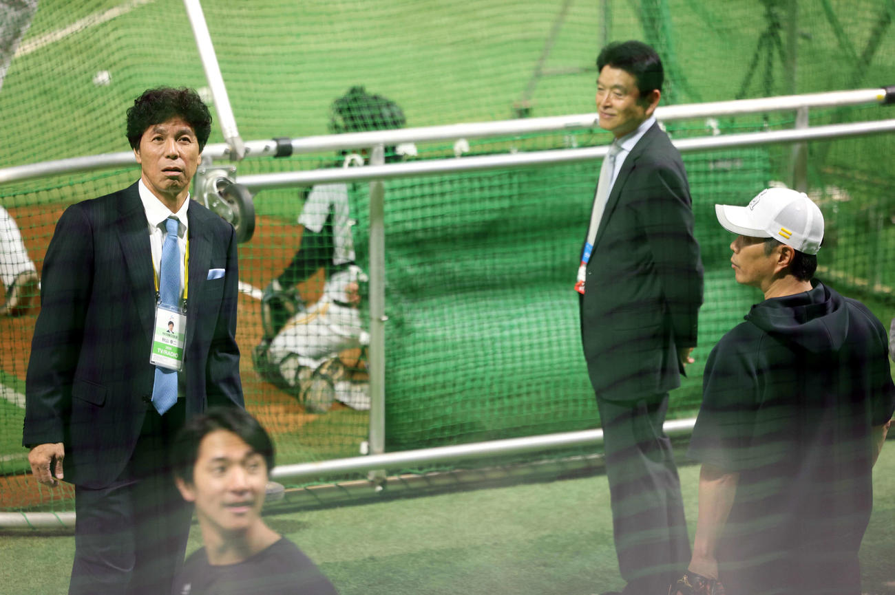 ソフトバンク対阪神　試合前練習でソフトバンク小久保監督（右）と話す秋山幸二氏（撮影・浅見桂子）