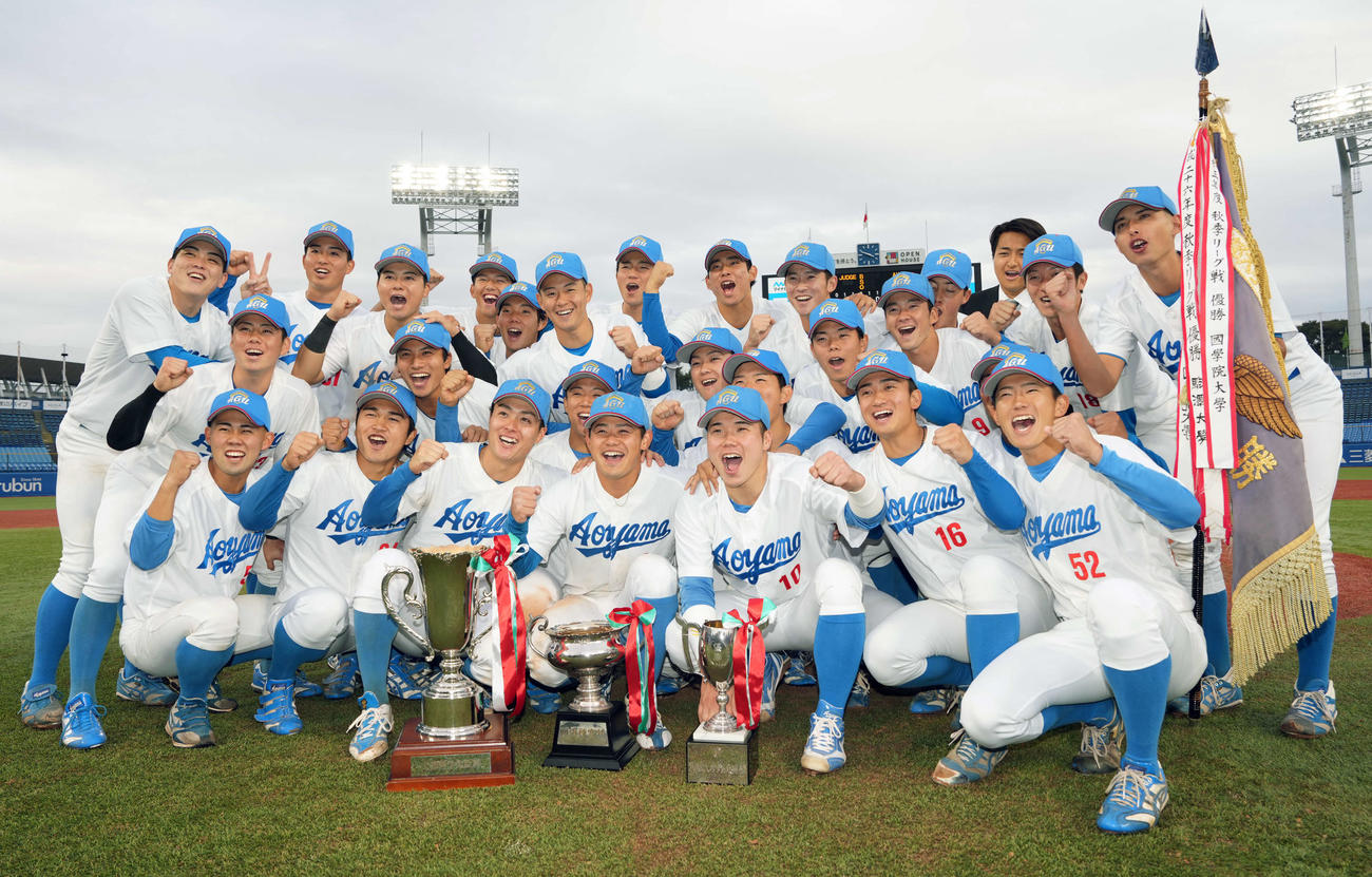 24日に優勝し笑顔を見せる青学大の選手たち（撮影・小島史椰）