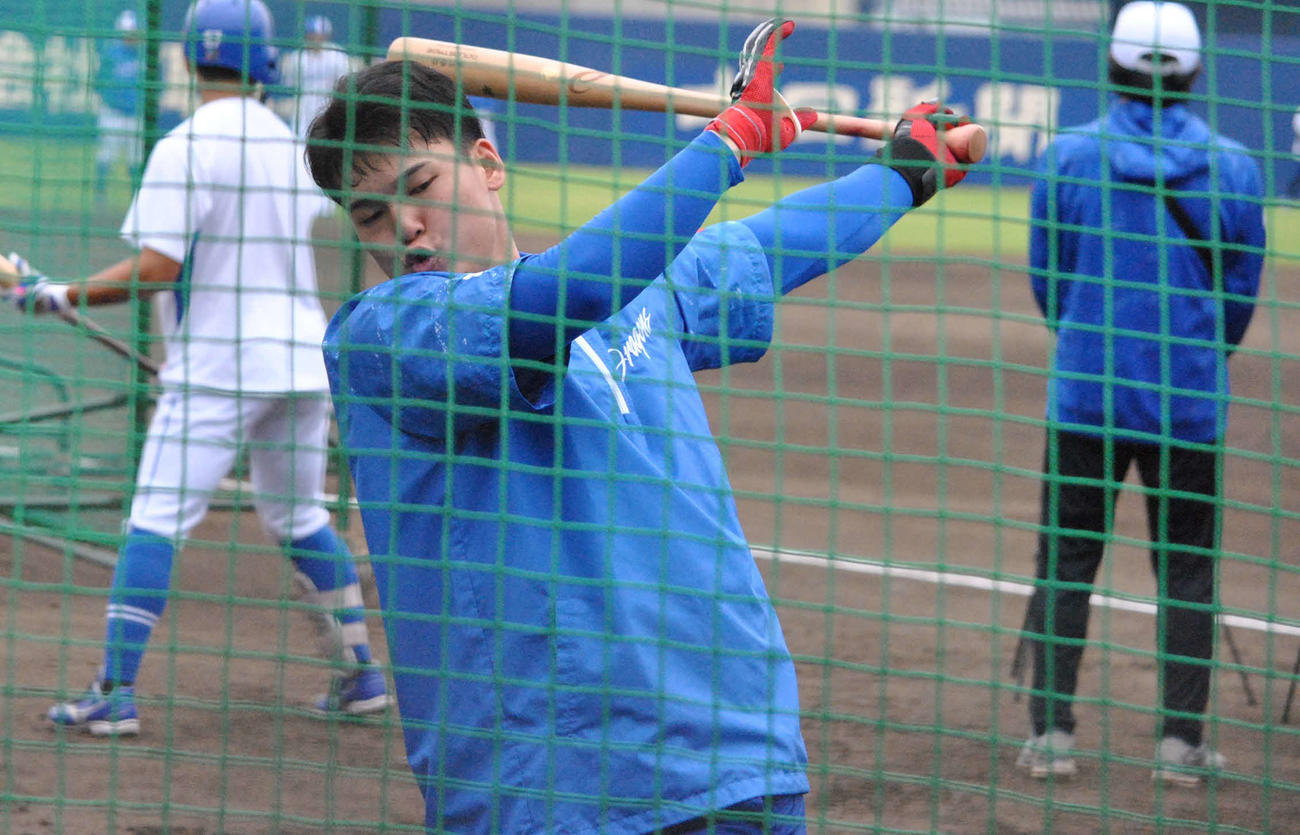 中日石川昂弥はティー打撃を行う