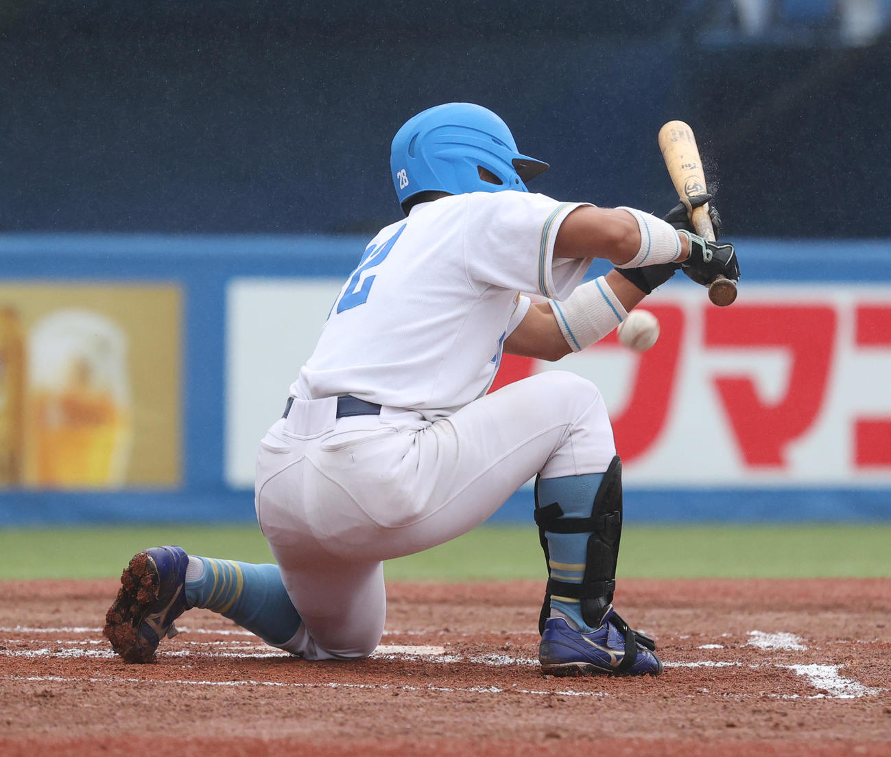 法大対東大　1回裏東大無死二塁、明石はバントヒットを決める、投手の悪送球で先制点が入る（撮影・柴田隆二）