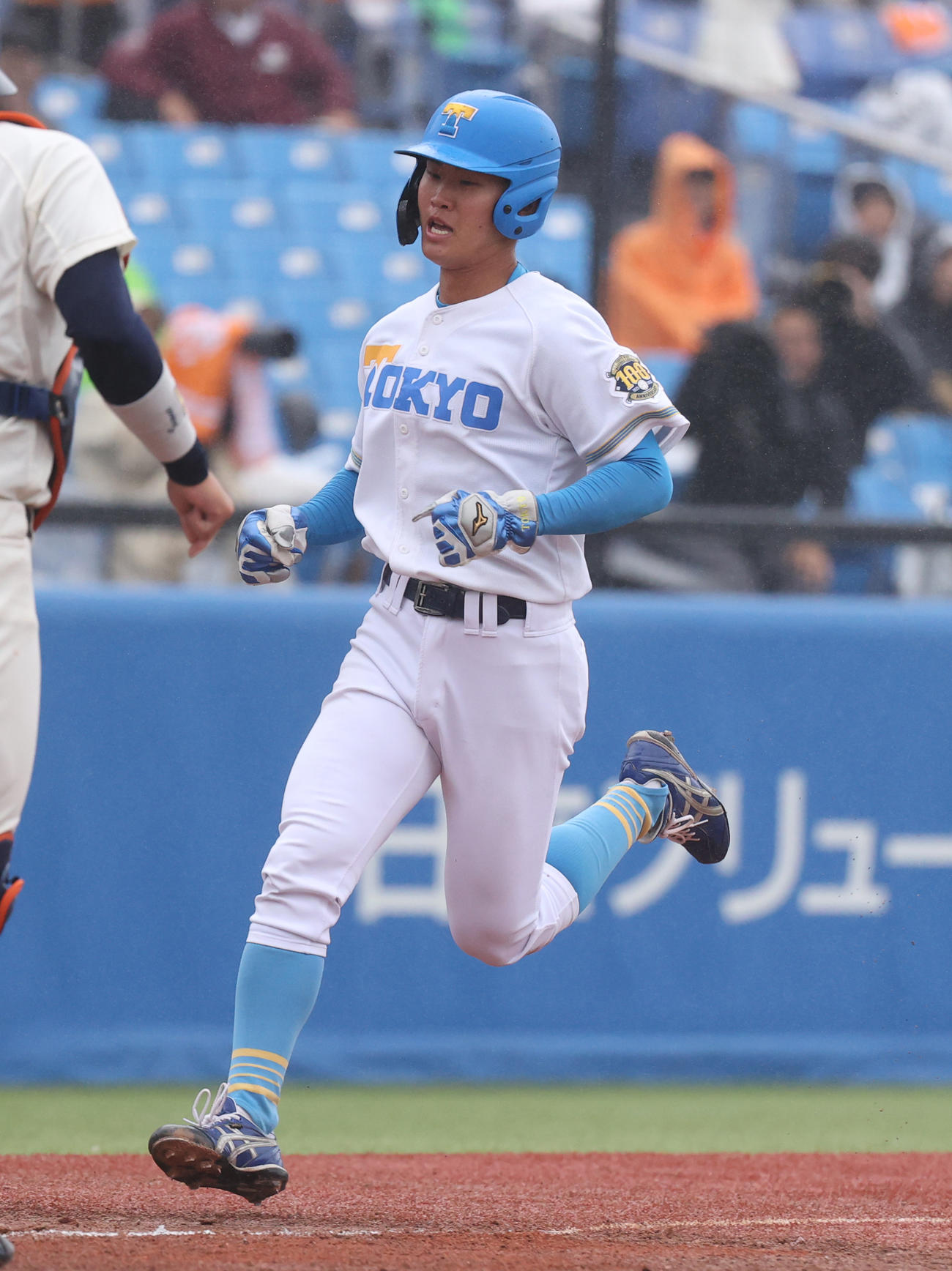 法大対東大　1回裏東大無死二塁、明石のバントヒットと投手の悪送球で二塁走者伊藤が生還する（撮影・柴田隆二）