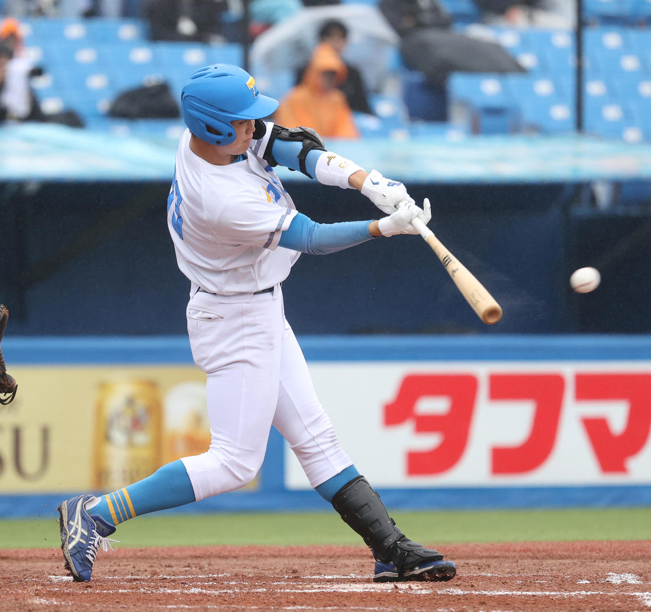 法大対東大　1回裏東大2死三塁、荒井慶は左前に適時打を放つ（撮影・柴田隆二）