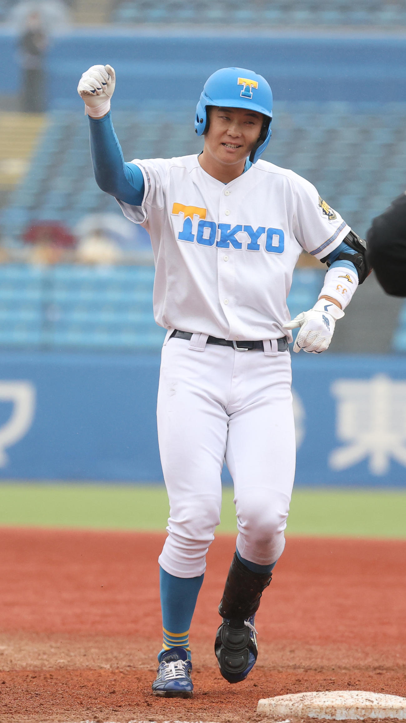 法大対東大　1回裏東大2死三塁、荒井慶は左前に適時打を放ちガッツポーズする（撮影・柴田隆二）