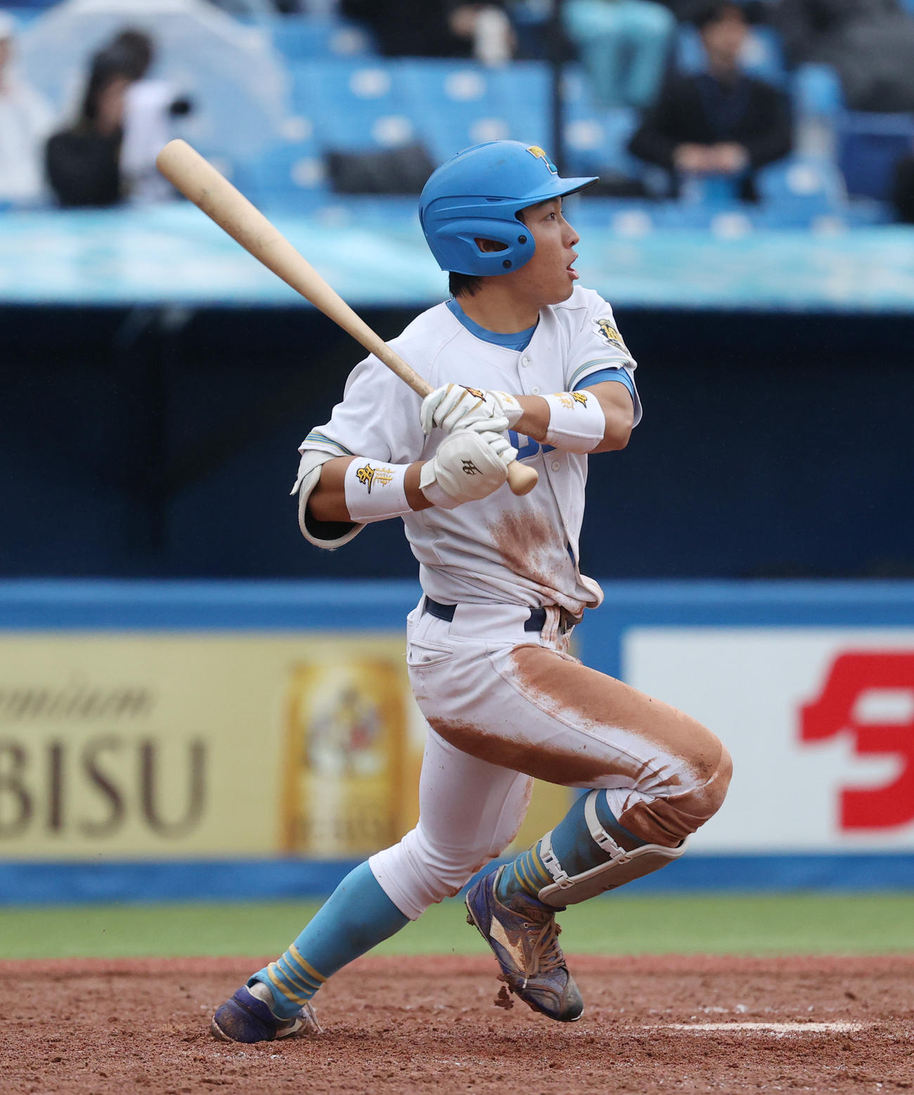 法大対東大　5回裏東大2死一、二塁、酒井右中間に適時三塁打を放つ（撮影・柴田隆二）