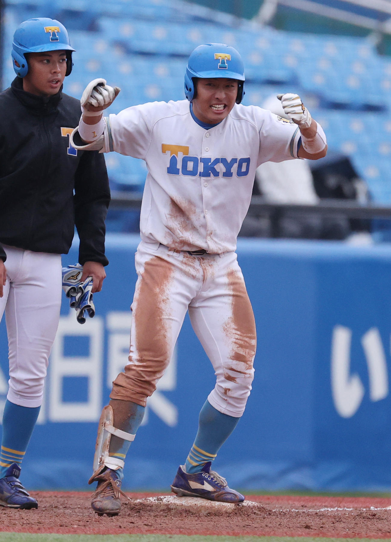 法大対東大　5回裏東大2死一、二塁、酒井右中間に適時三塁打を放ちガッツポーズする（撮影・柴田隆二）