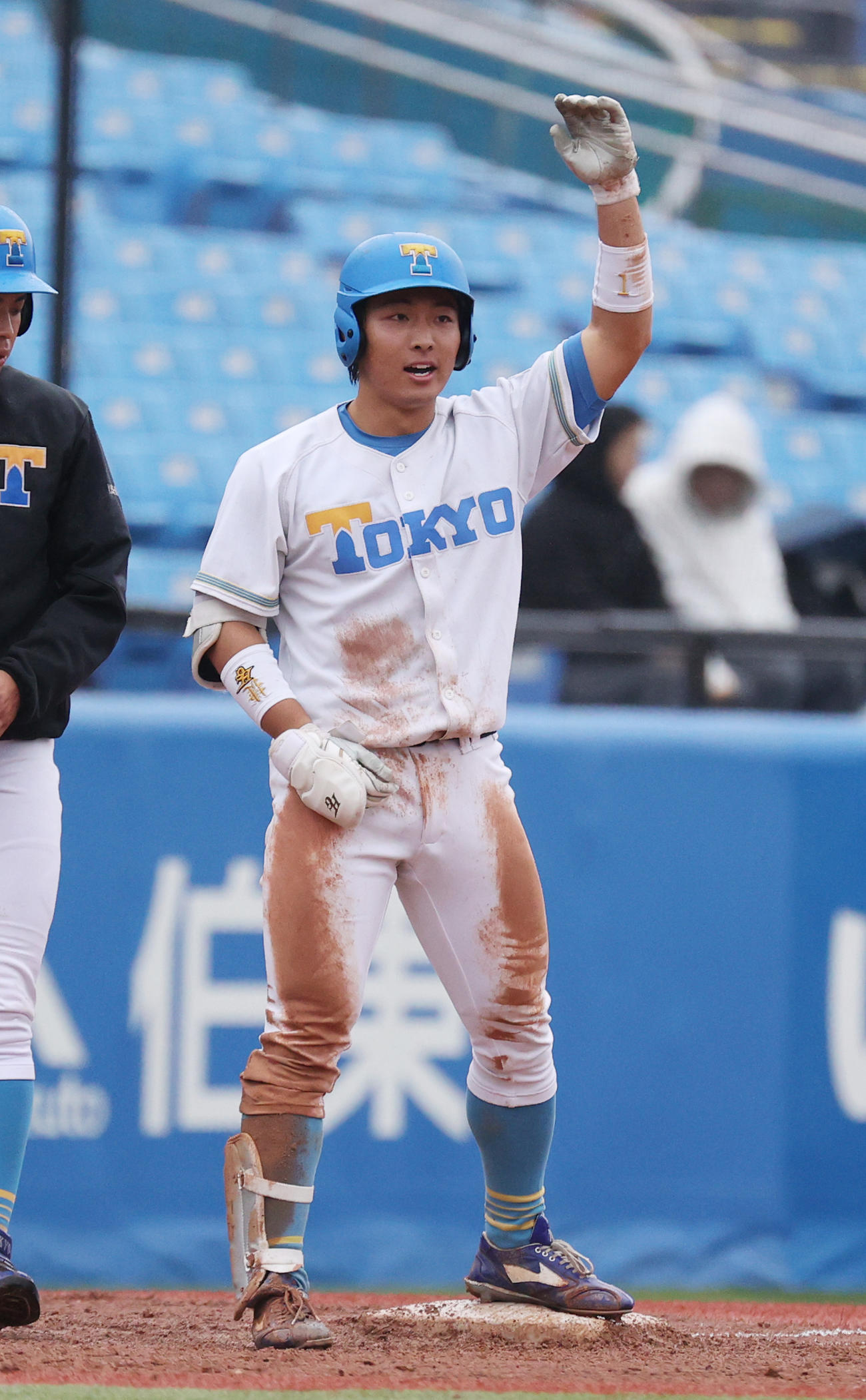 法大対東大　5回裏東大2死一、二塁、酒井右中間に適時三塁打を放ちガッツポーズする（撮影・柴田隆二）