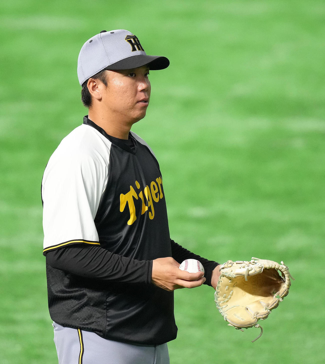 試合前、調整する阪神村上（撮影・足立雅史）